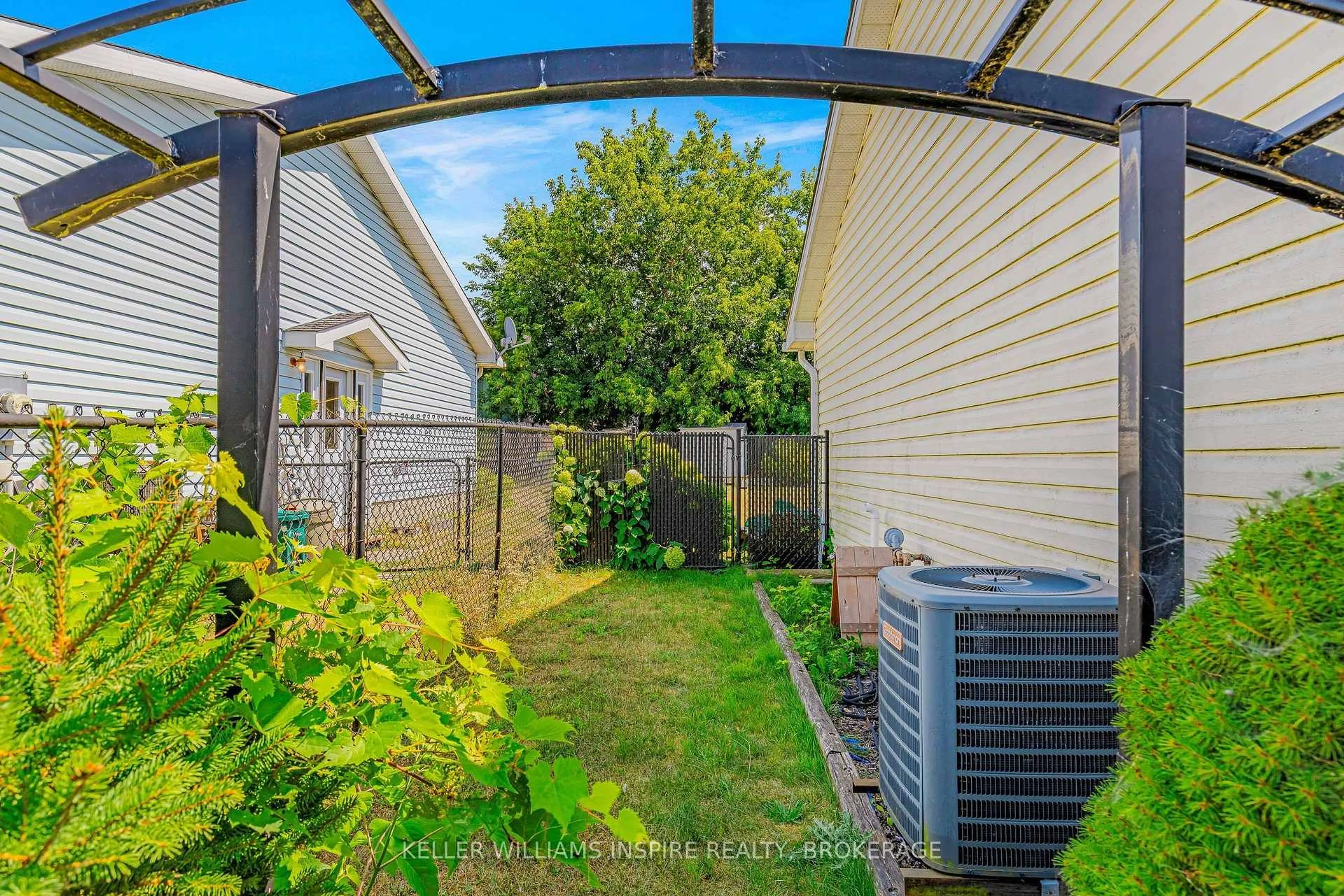 Patio, street for 5327 Maple St, Edwardsburgh/Cardinal Ontario K0E 1E0
