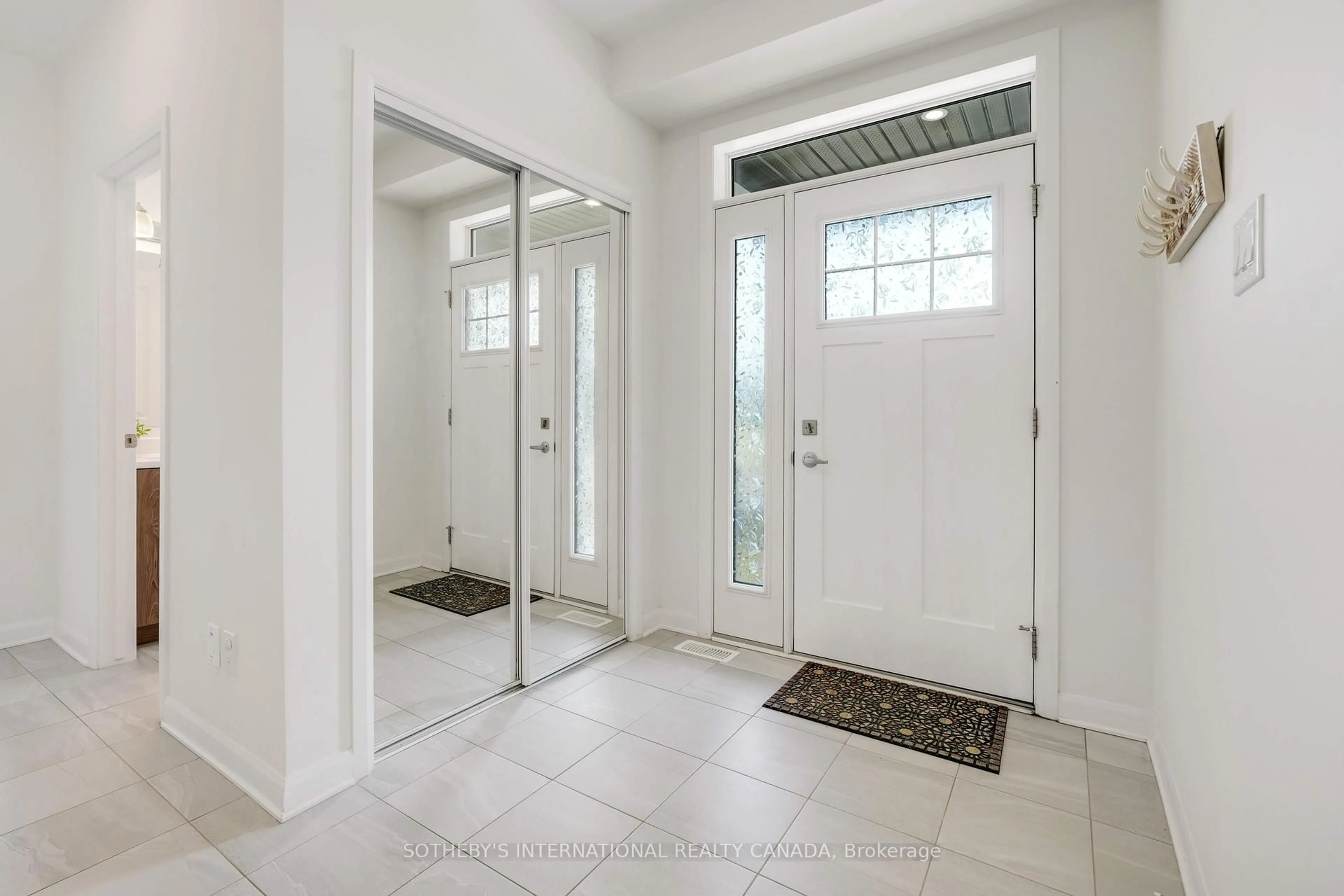Indoor entryway for 930 Serrano St, Ottawa Ontario K4A 5L4