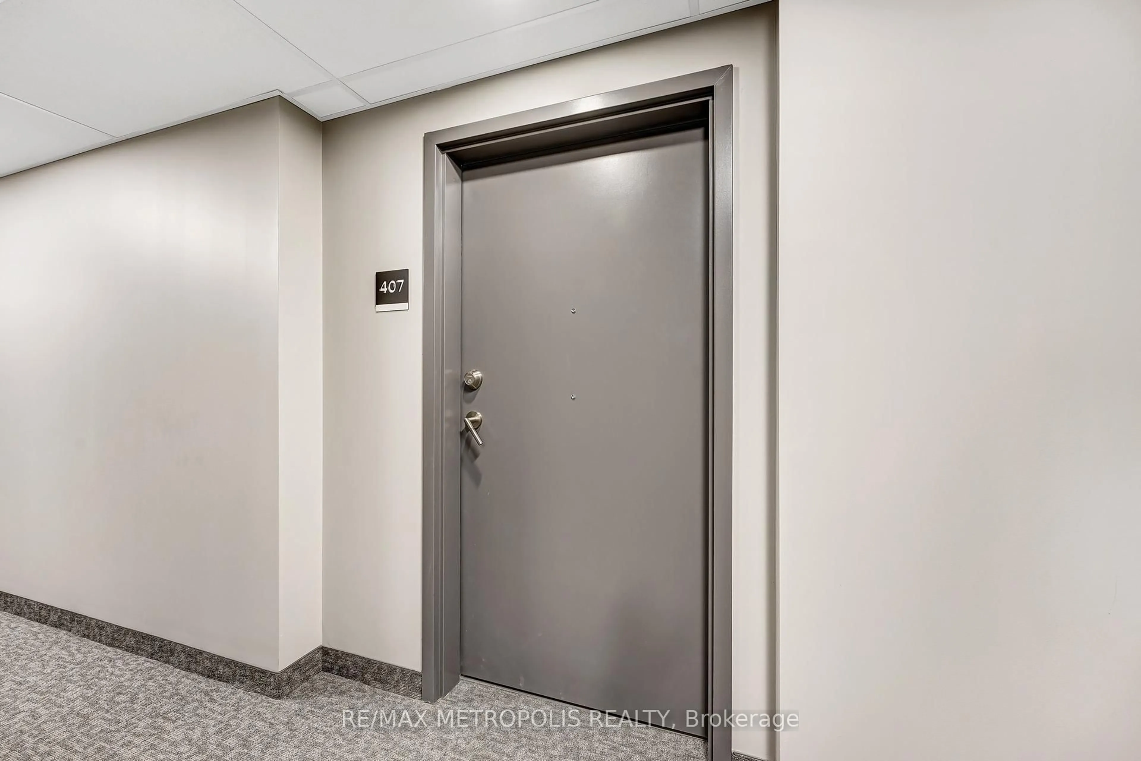 Indoor foyer for 99B FARLEY Rd #407, Centre Wellington Ontario N1M 0J9