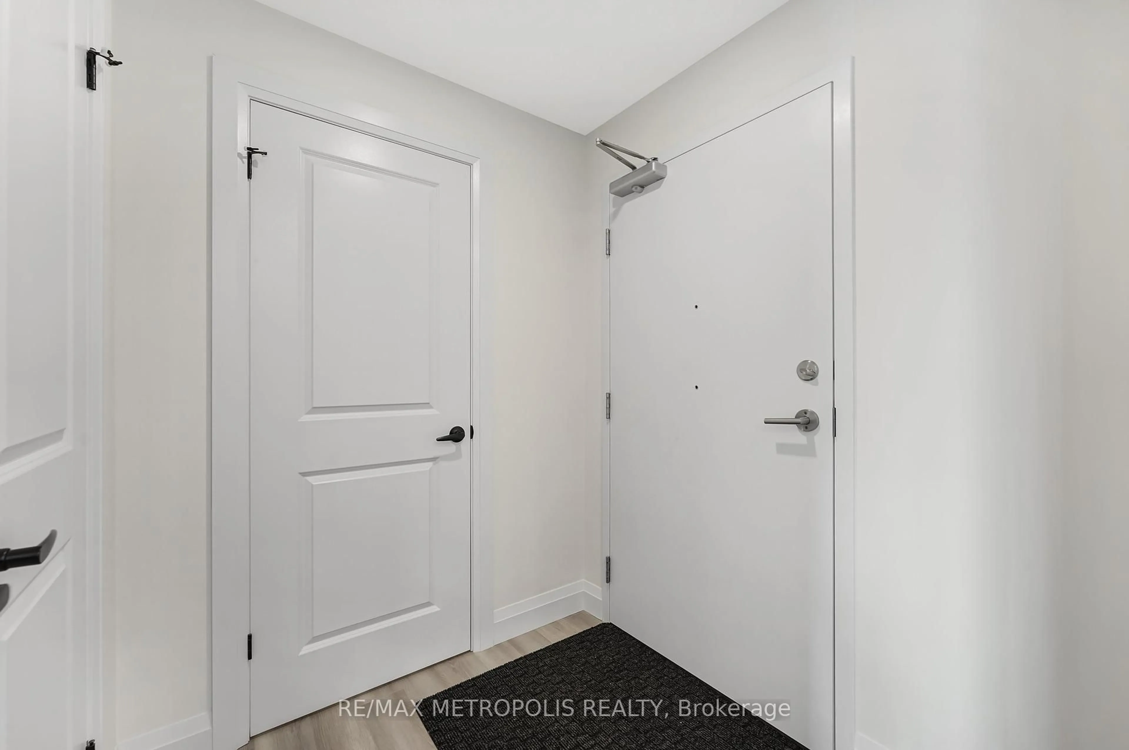 Indoor entryway for 99B FARLEY Rd #407, Centre Wellington Ontario N1M 0J9