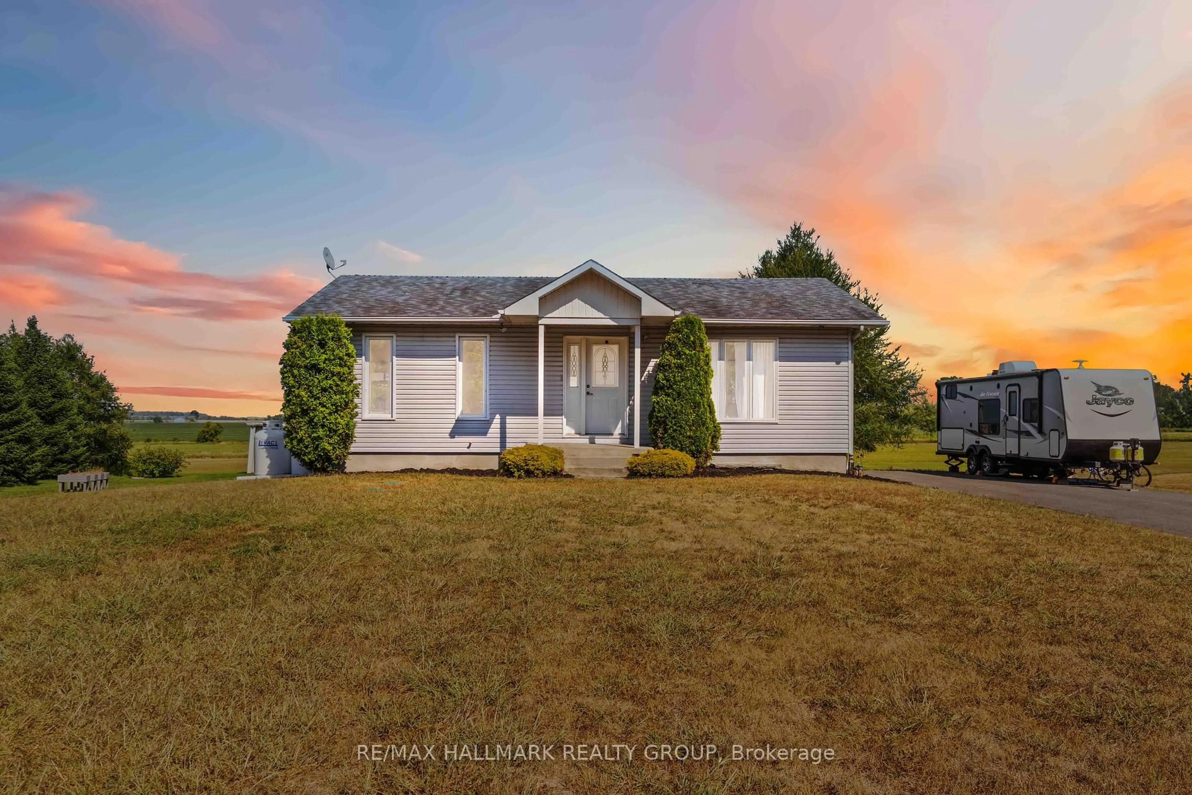 Home with vinyl exterior material, unknown for 778 Mill St, Alfred and Plantagenet Ontario K0B 1C0