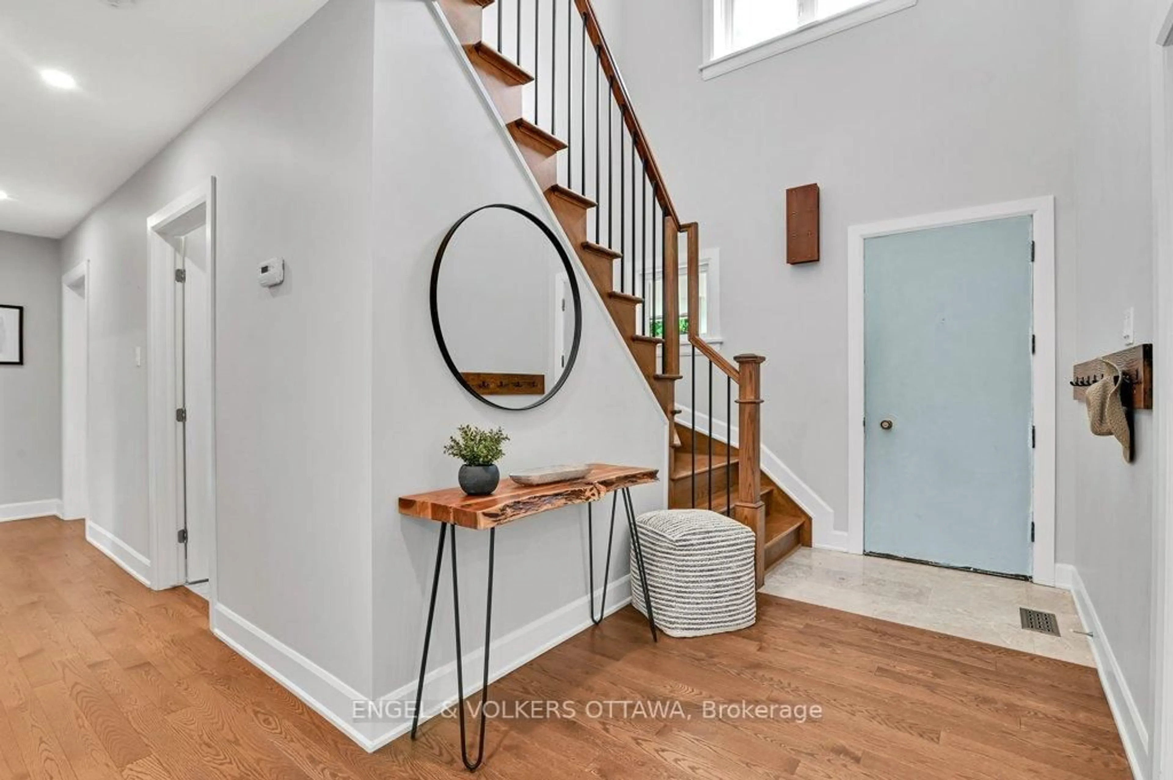 Indoor entryway for 960 Arkell St, Ottawa Ontario K2B 5R3