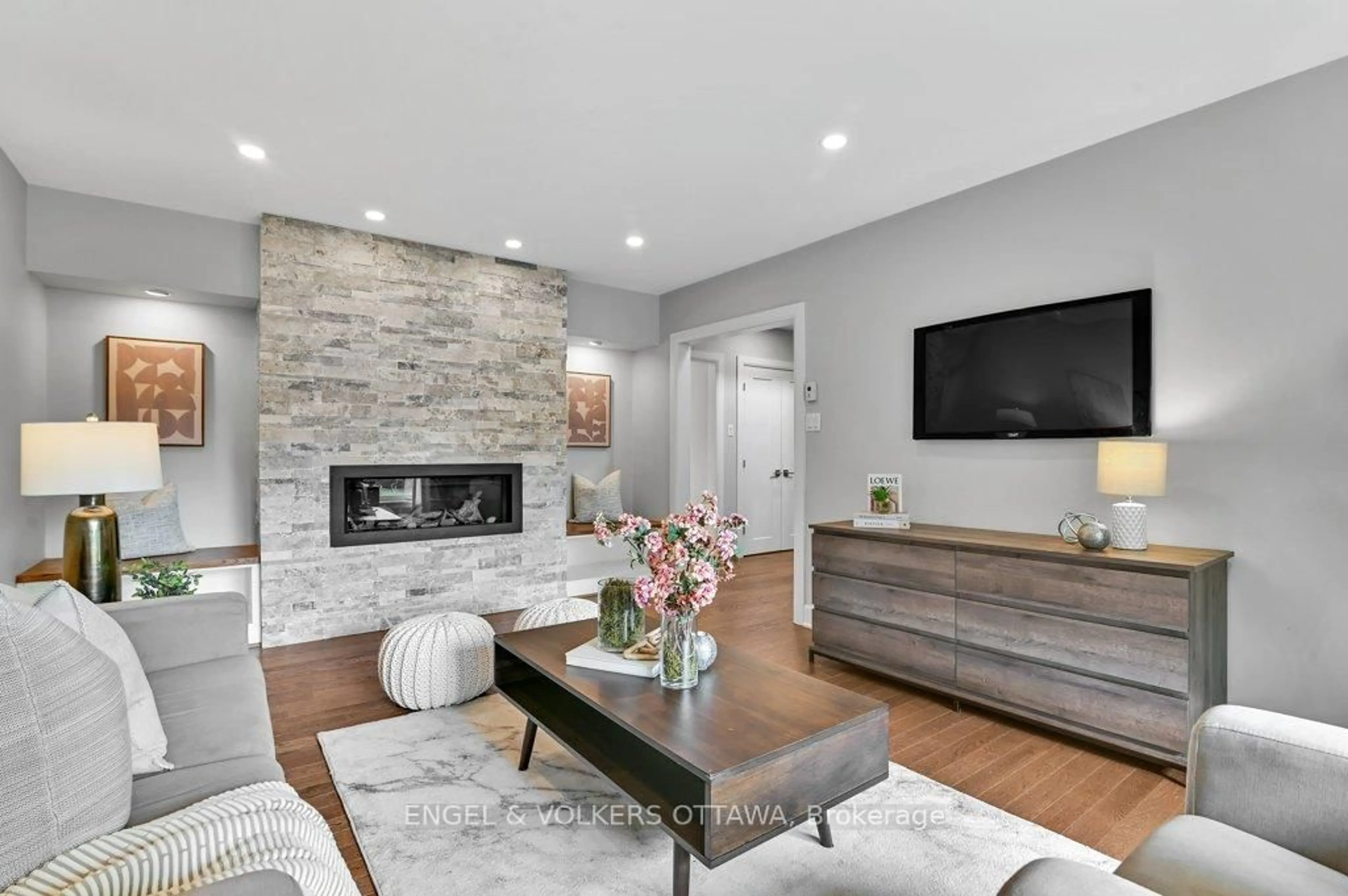 Living room with furniture, unknown for 960 Arkell St, Ottawa Ontario K2B 5R3