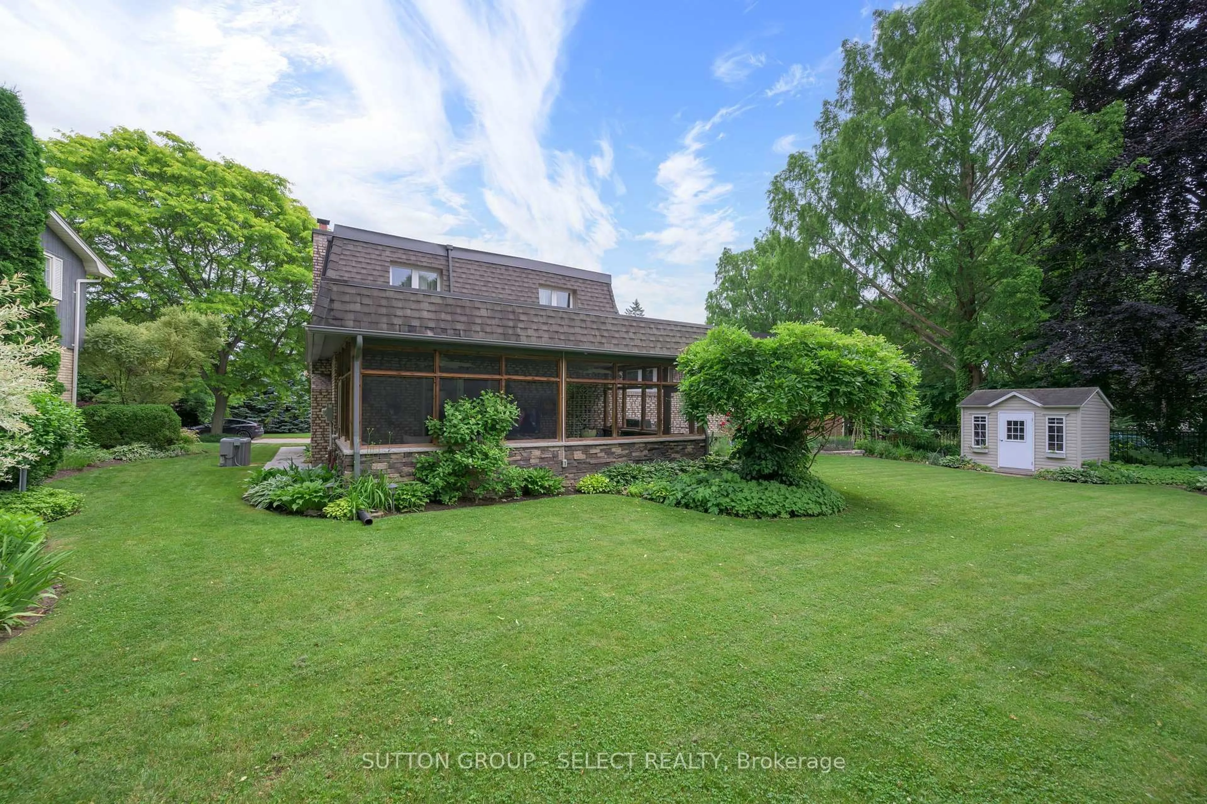 A pic from outside/outdoor area/front of a property/back of a property/a pic from drone, unknown for 46 Grand View Cres, London South Ontario N6K 2Y2