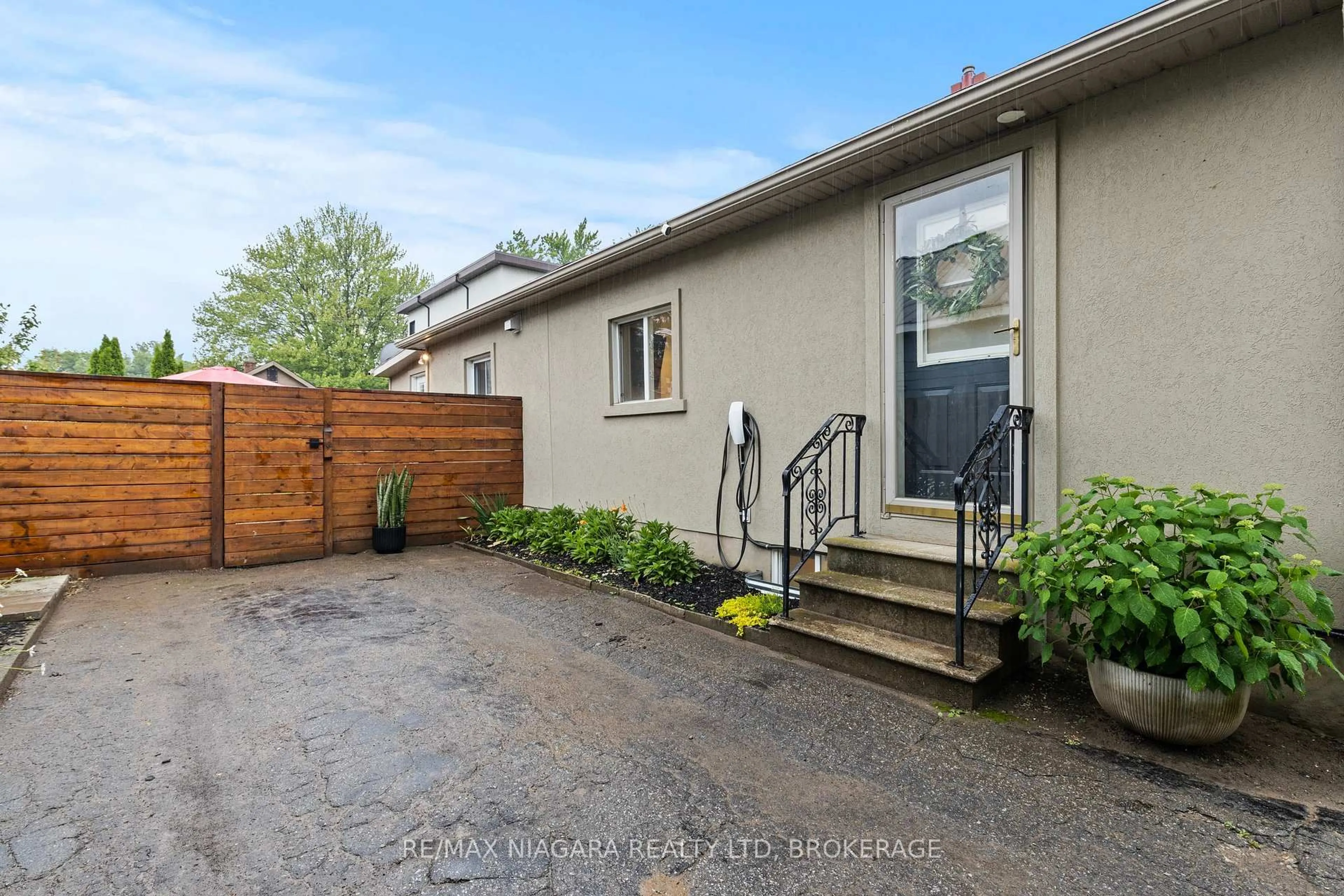 Unknown for 9 Shelley Ave, St. Catharines Ontario L2N 5L4