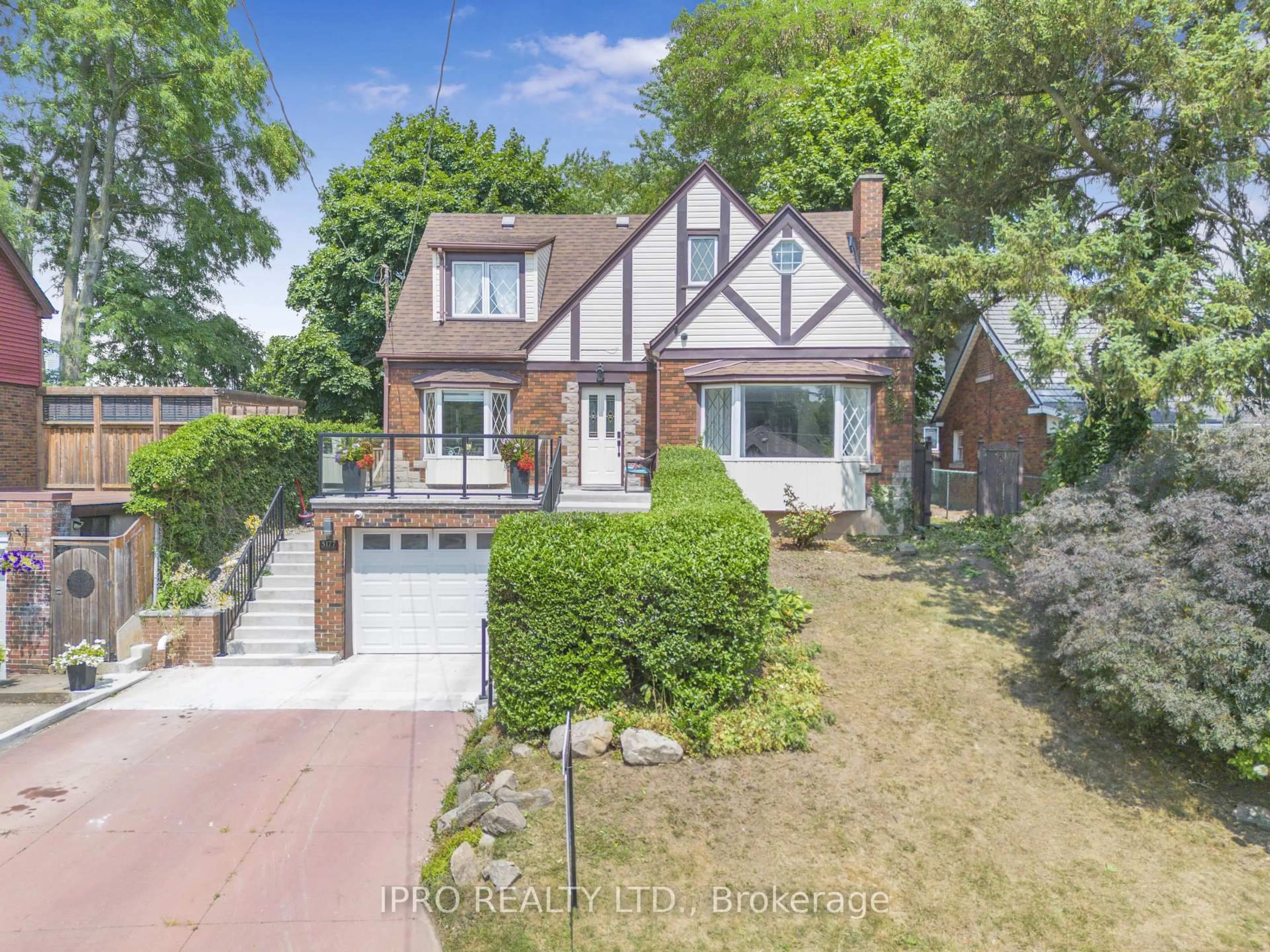 A pic from outside/outdoor area/front of a property/back of a property/a pic from drone, street for 5177 Valley Way, Niagara Falls Ontario L2E 1X3