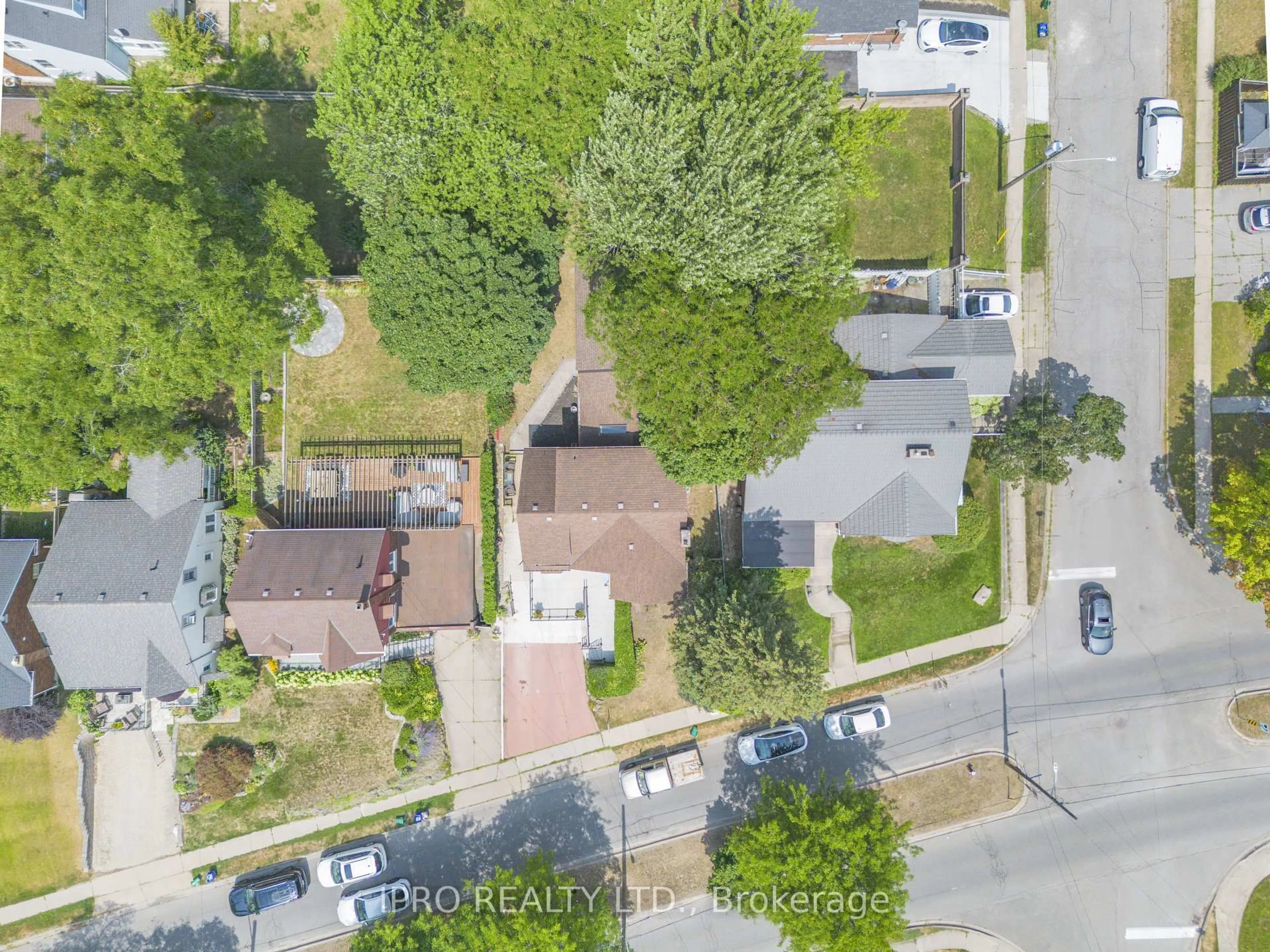 A pic from outside/outdoor area/front of a property/back of a property/a pic from drone, street for 5177 Valley Way, Niagara Falls Ontario L2E 1X3