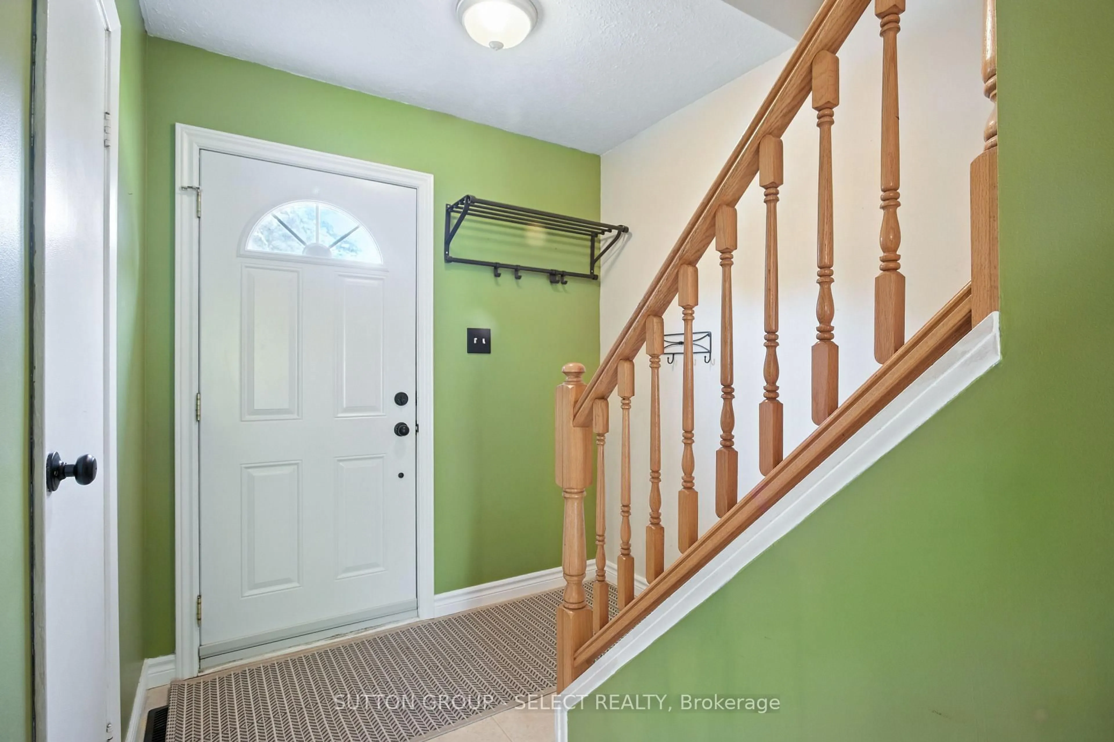 Indoor entryway for 166 Southdale Rd #121, London South Ontario N6J 2J1