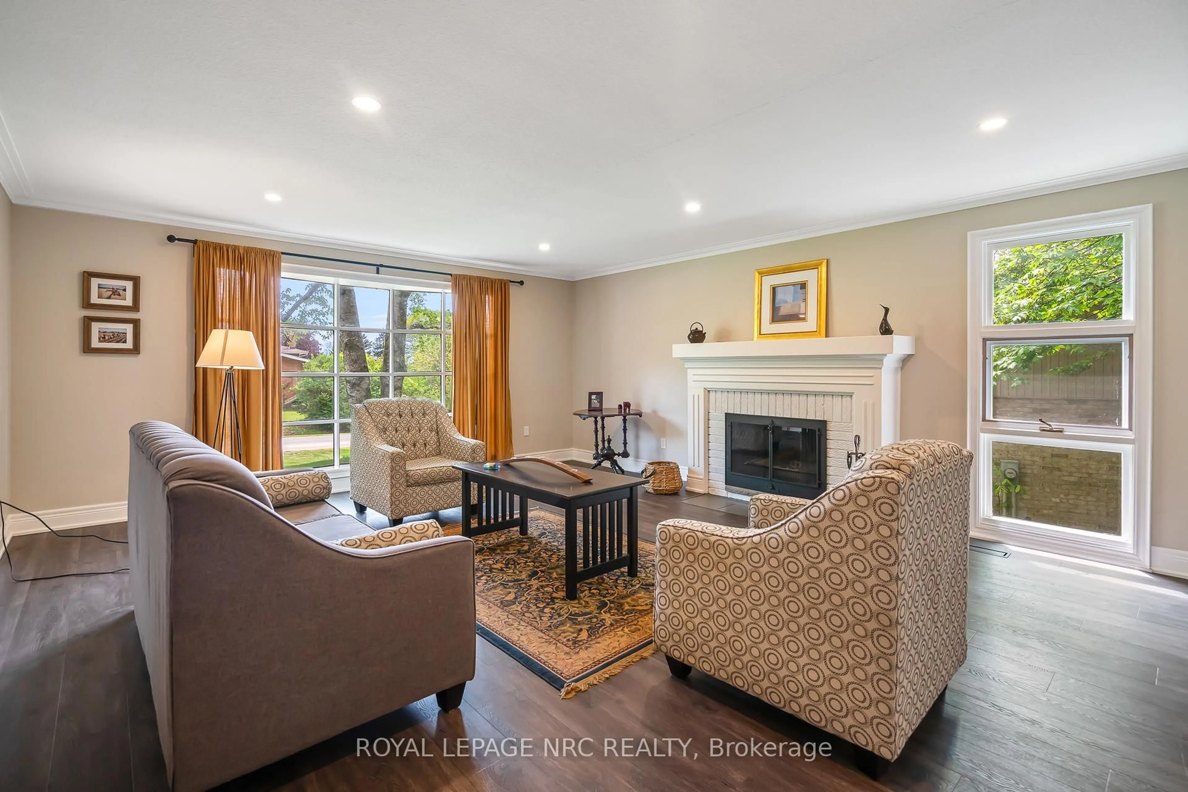 Living room with furniture, unknown for 26 Cherry Ave, Pelham Ontario L0S 1E0