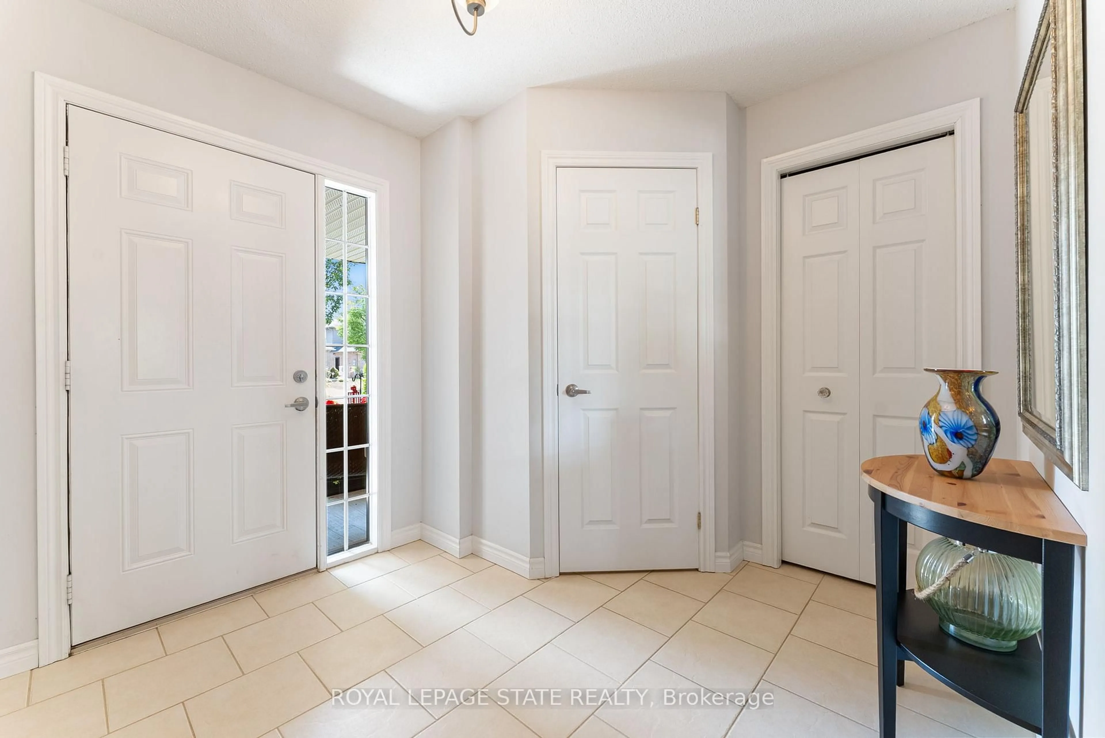 Indoor entryway for 18 Rosebury Way, Hamilton Ontario L0R 1W0