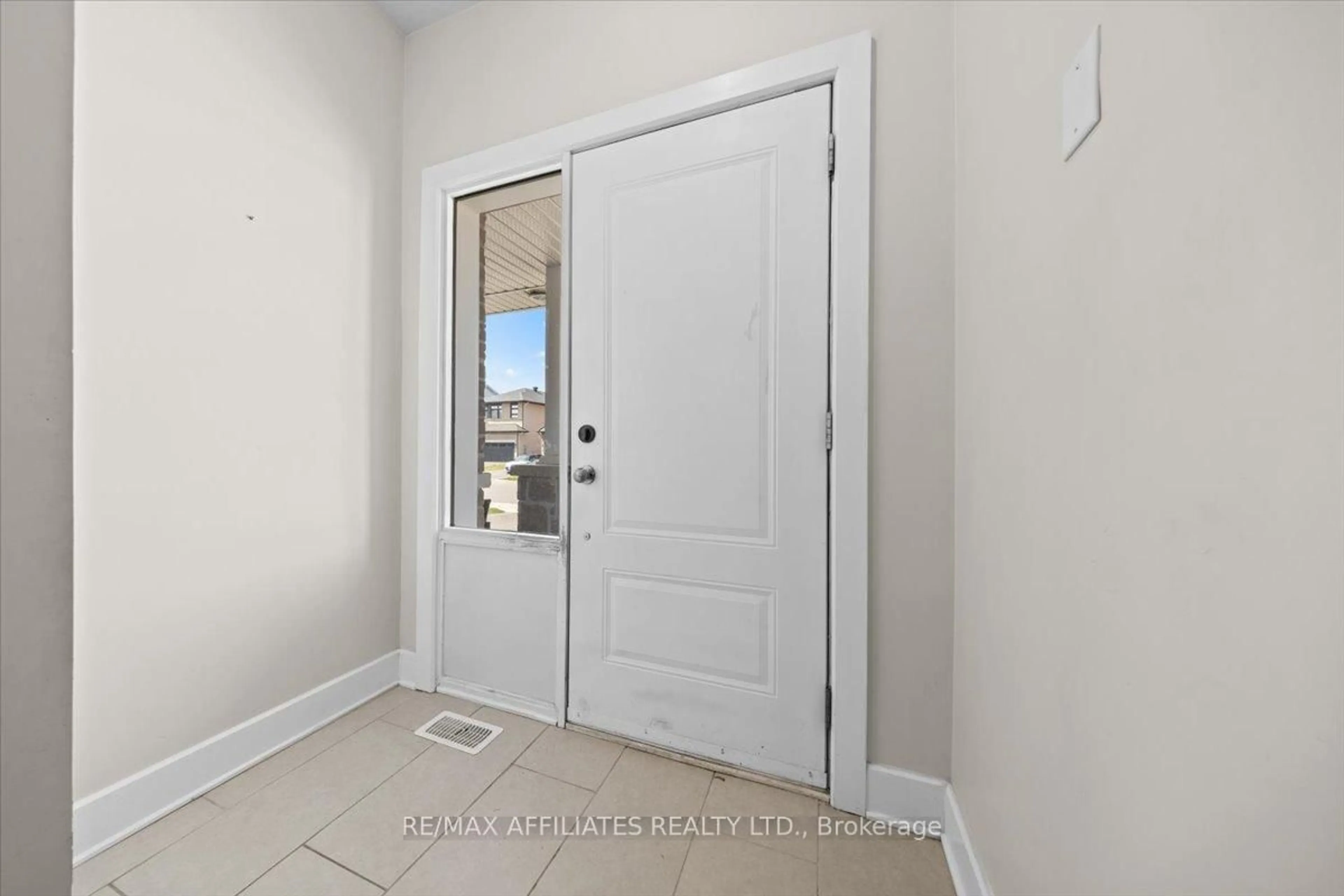 Indoor entryway for 102 Hurdis Way, Carleton Place Ontario K7C 0L5