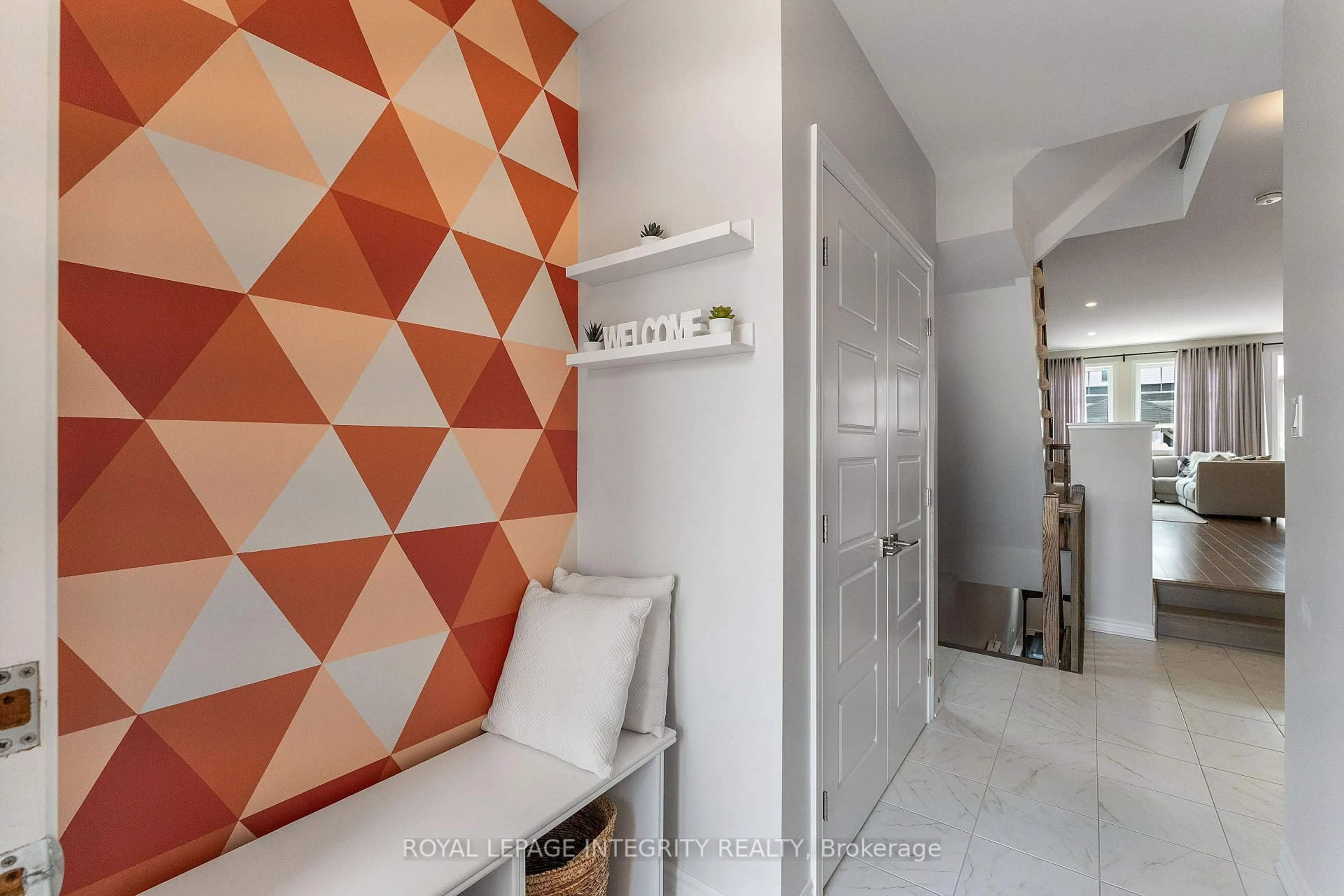 Indoor entryway for 820 Clapham Terr, Ottawa Ontario K2S 2N8