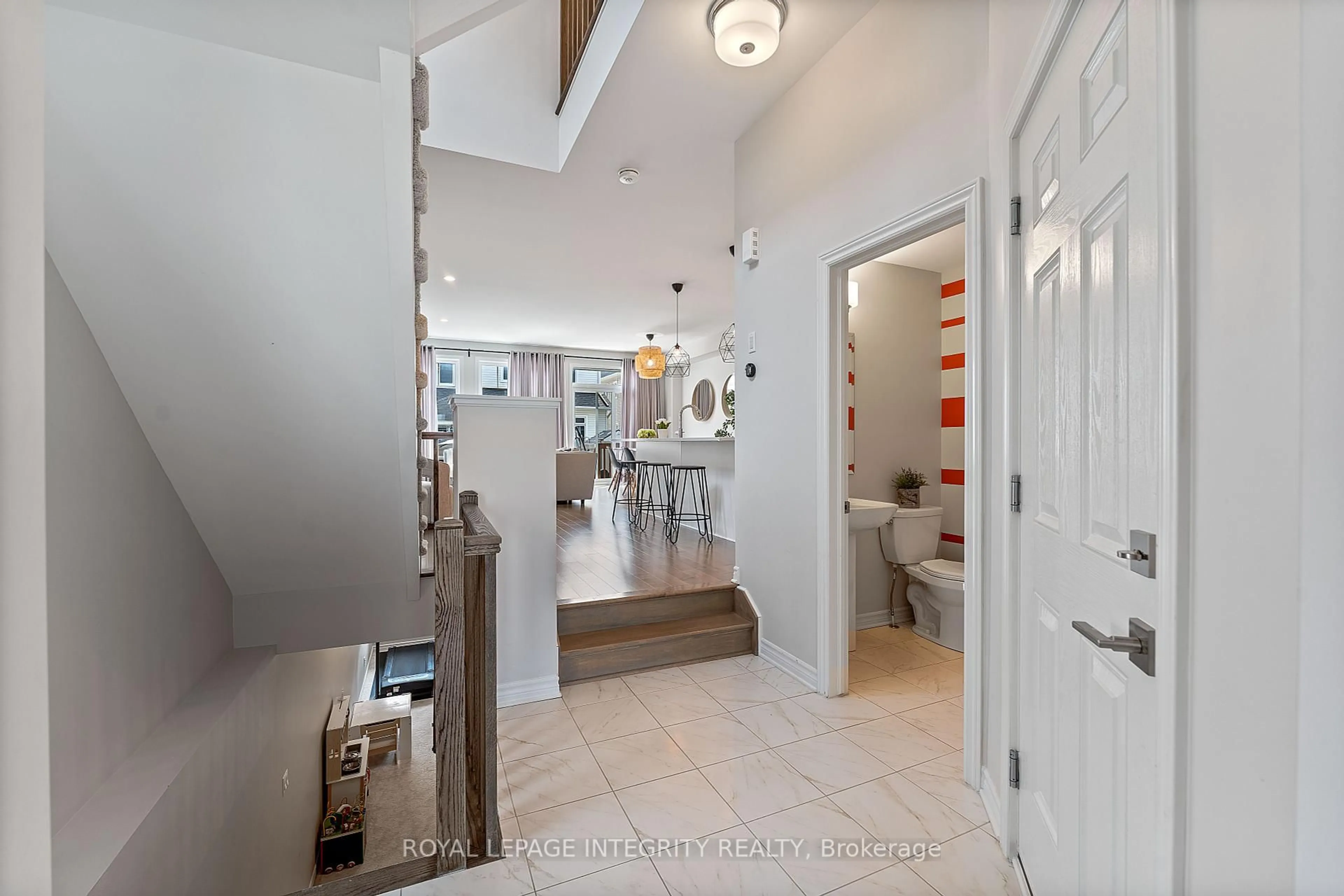 Indoor foyer for 820 Clapham Terr, Ottawa Ontario K2S 2N8