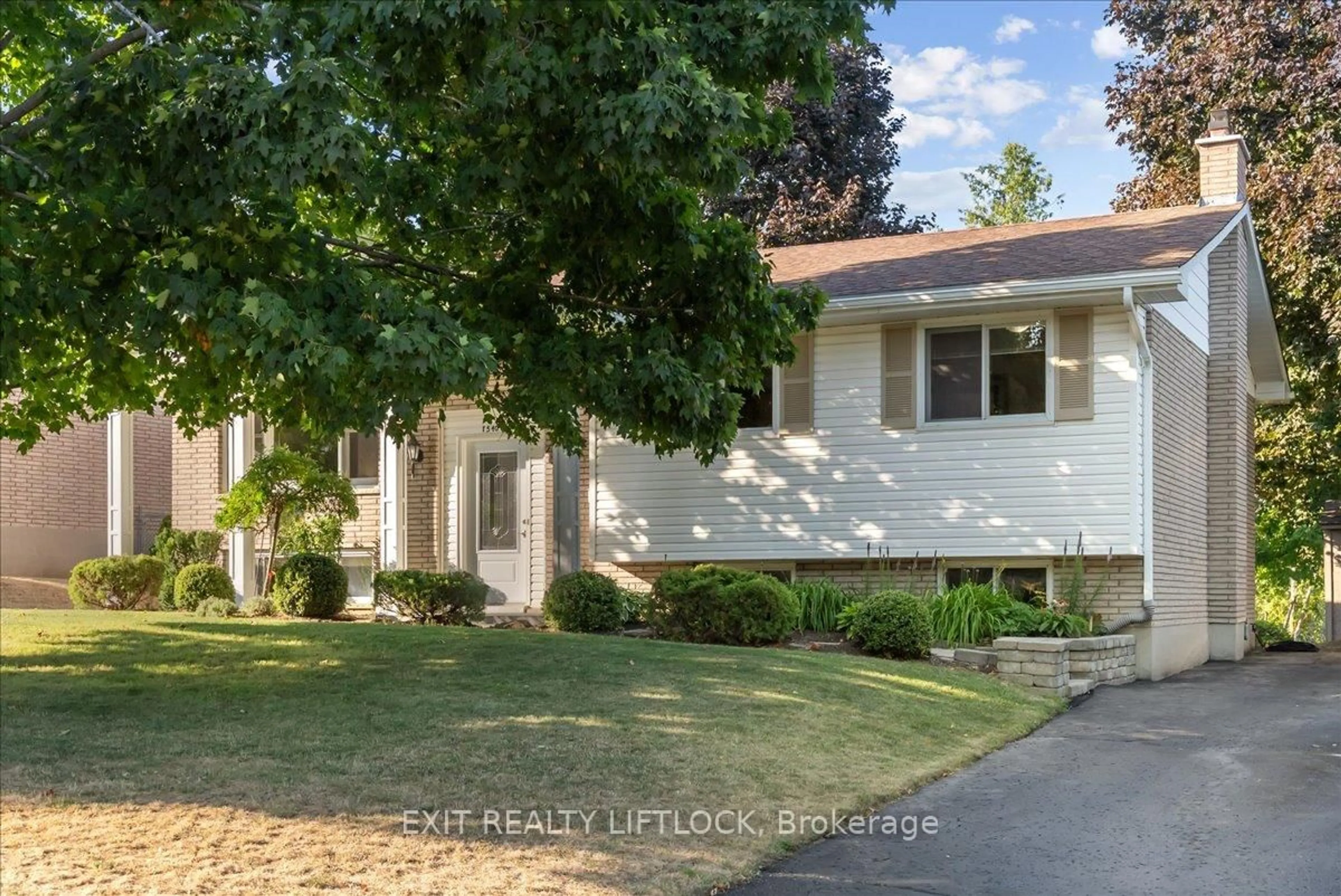 Home with vinyl exterior material, street for 1540 Redwood Dr, Peterborough West Ontario K9K 1B4