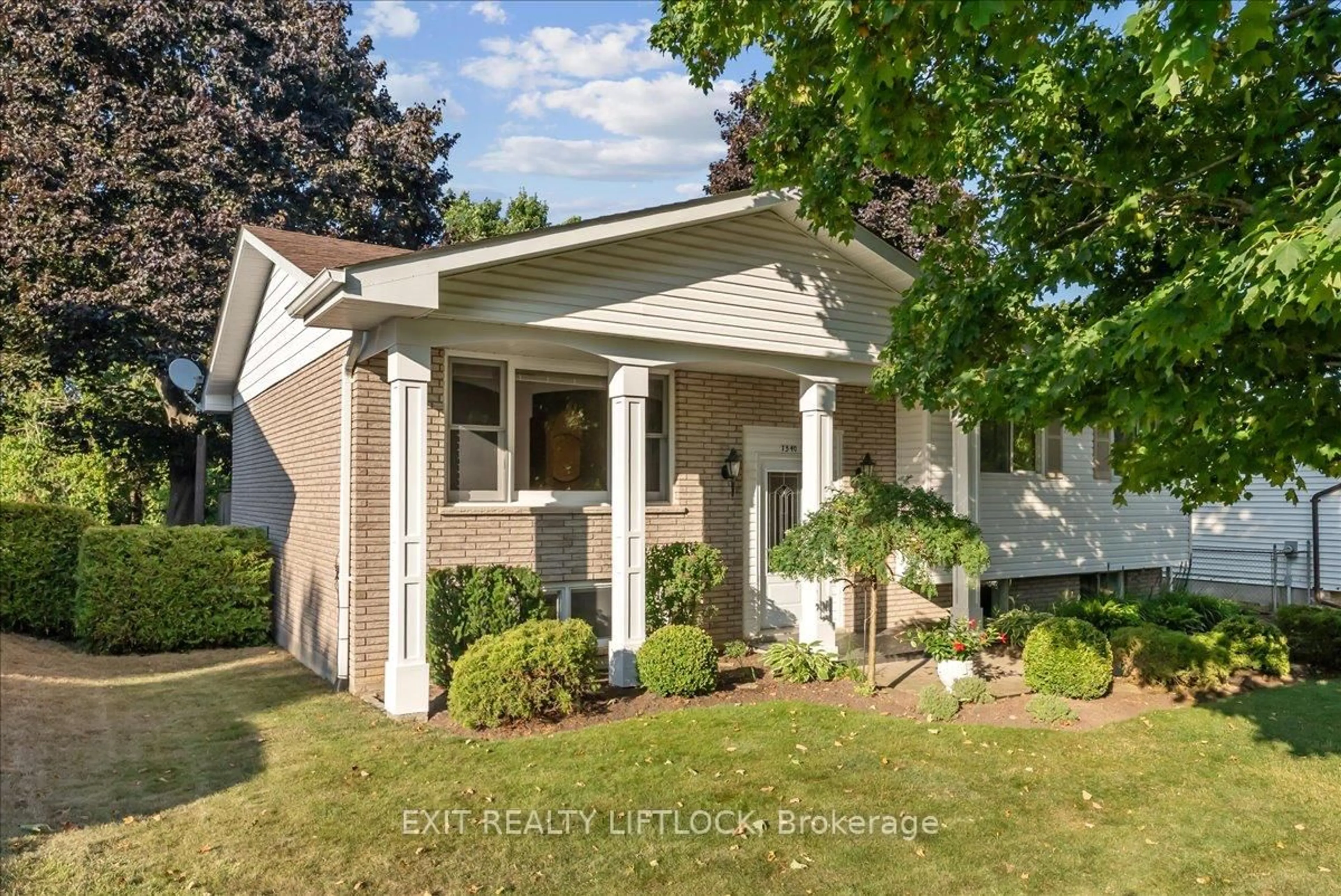 Home with vinyl exterior material, street for 1540 Redwood Dr, Peterborough West Ontario K9K 1B4