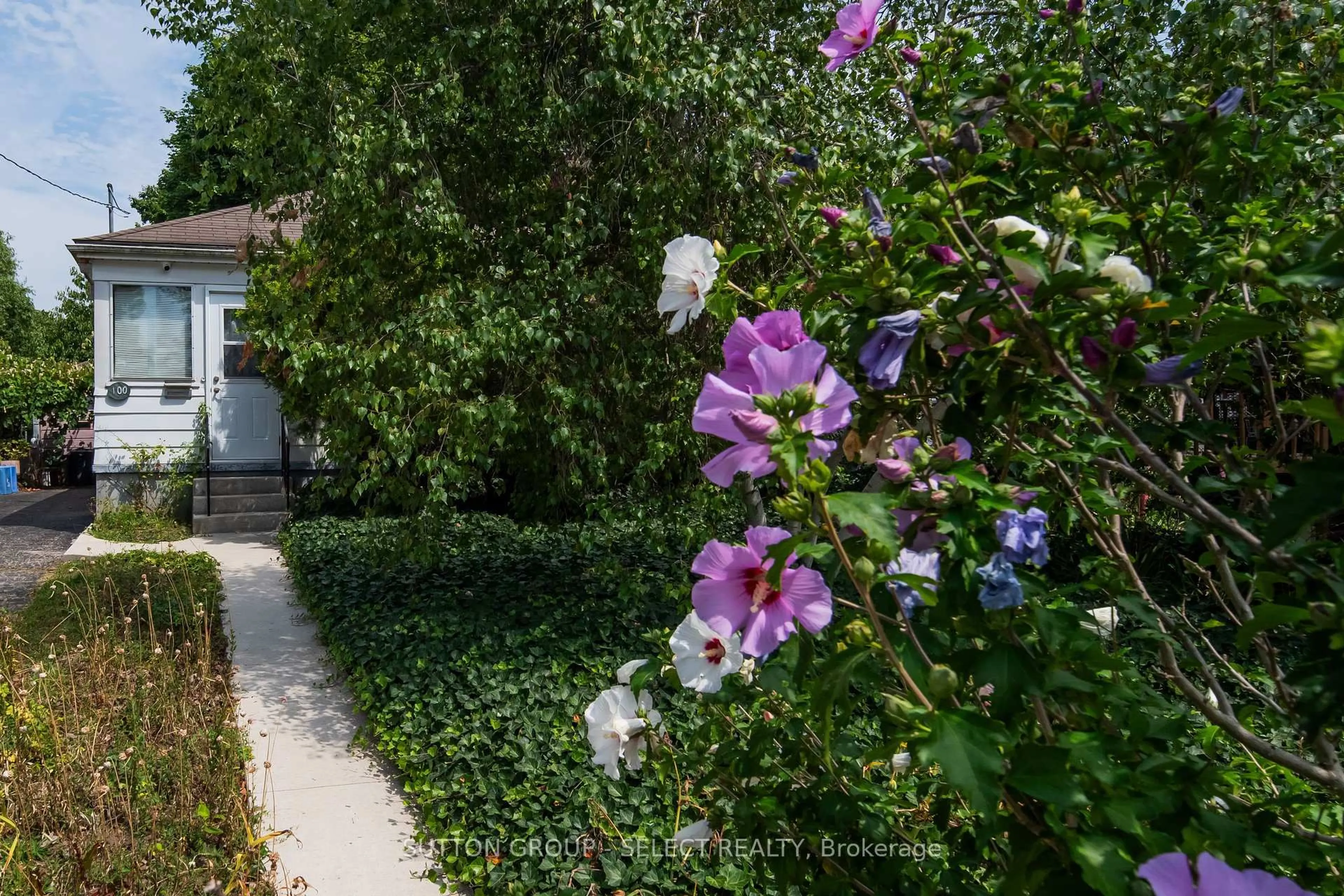 A pic from outside/outdoor area/front of a property/back of a property/a pic from drone, street for 100 Madison Ave, London East Ontario N5Z 2P4