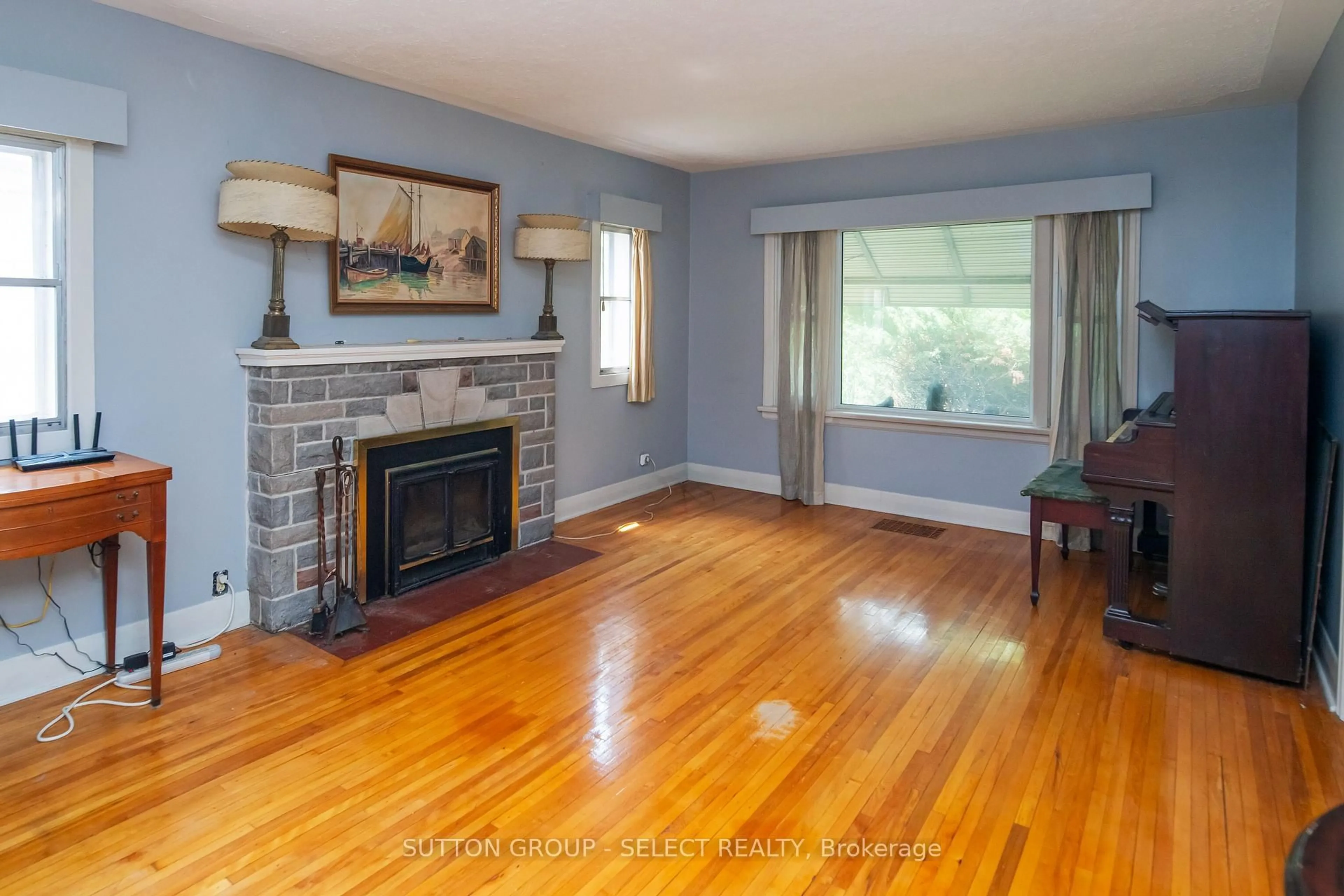 Living room with furniture, wood/laminate floor for 100 Madison Ave, London East Ontario N5Z 2P4