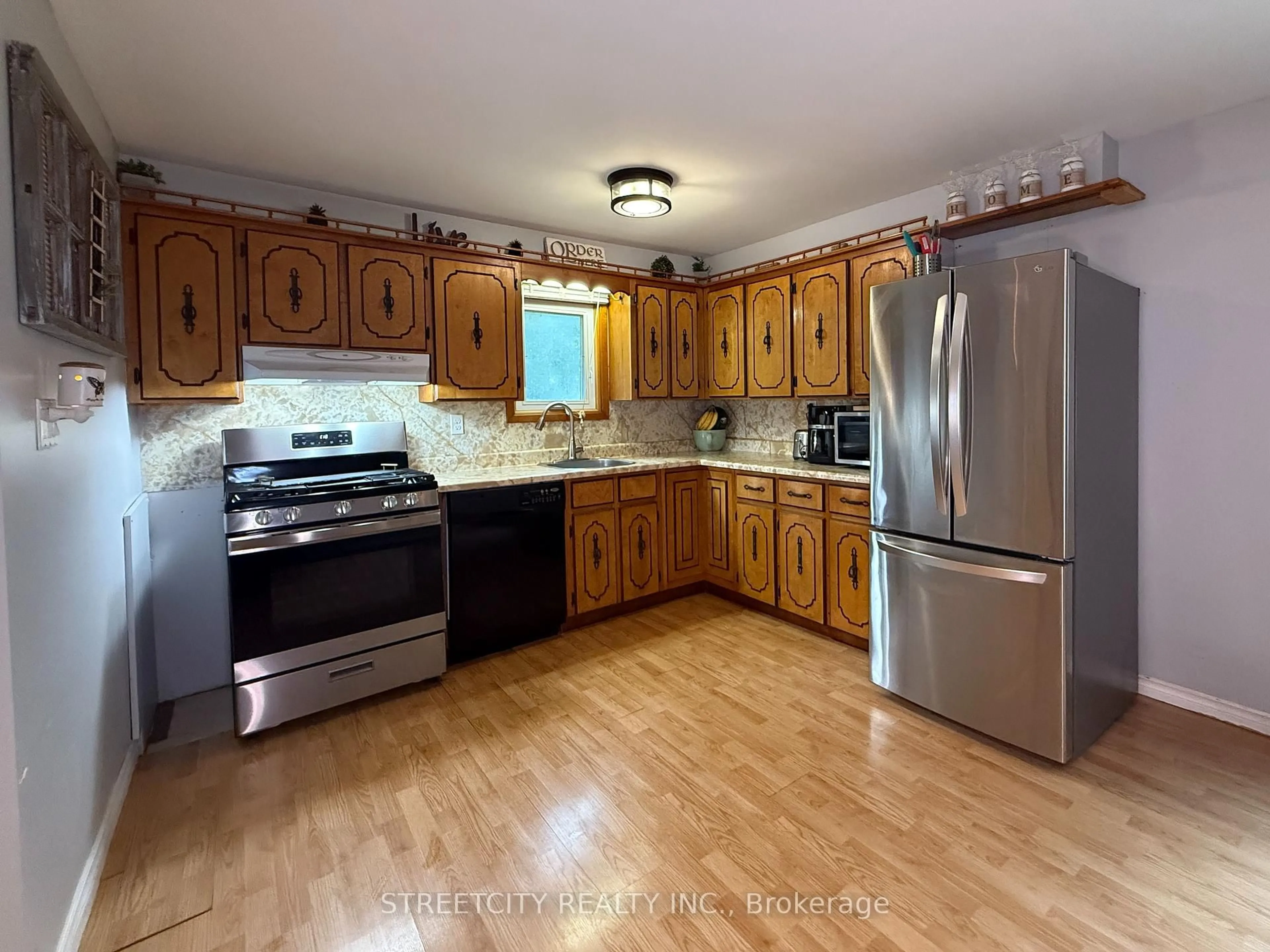 Standard kitchen, unknown for 4361 fifth St, Petrolia Ontario N0N 1R0