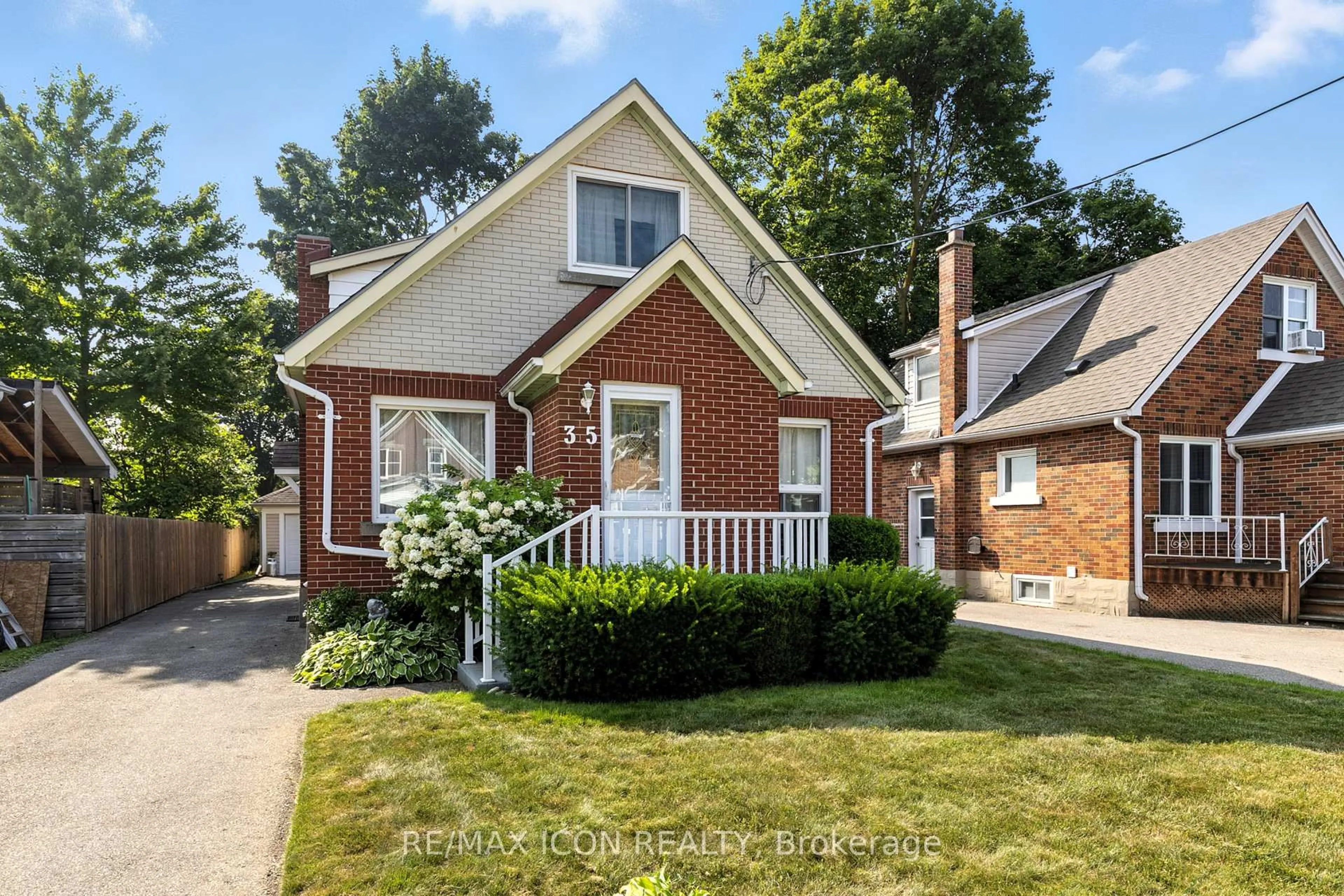 Home with brick exterior material, street for 35 Grenville Ave, Kitchener Ontario N2G 3S3