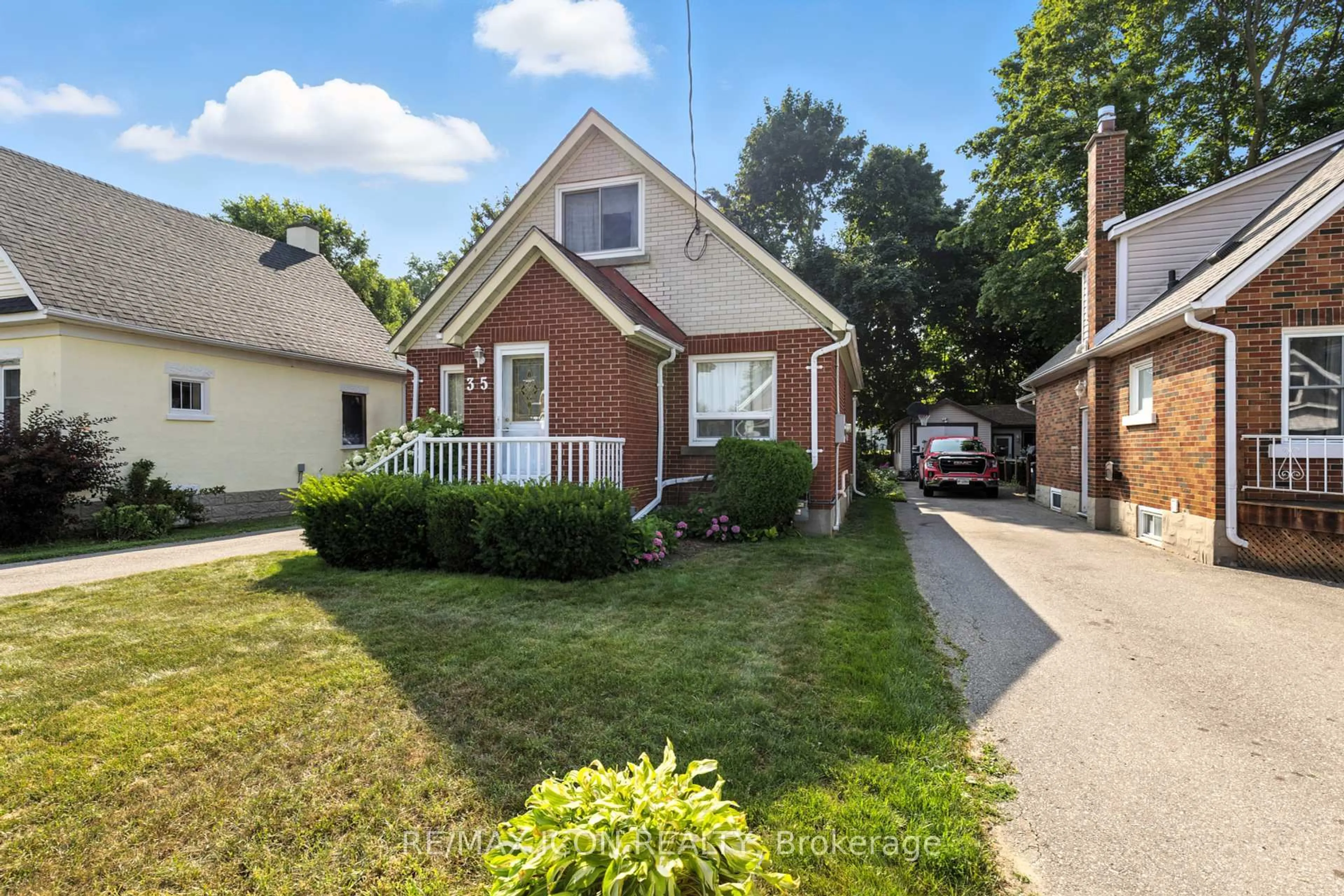 Home with brick exterior material, street for 35 Grenville Ave, Kitchener Ontario N2G 3S3