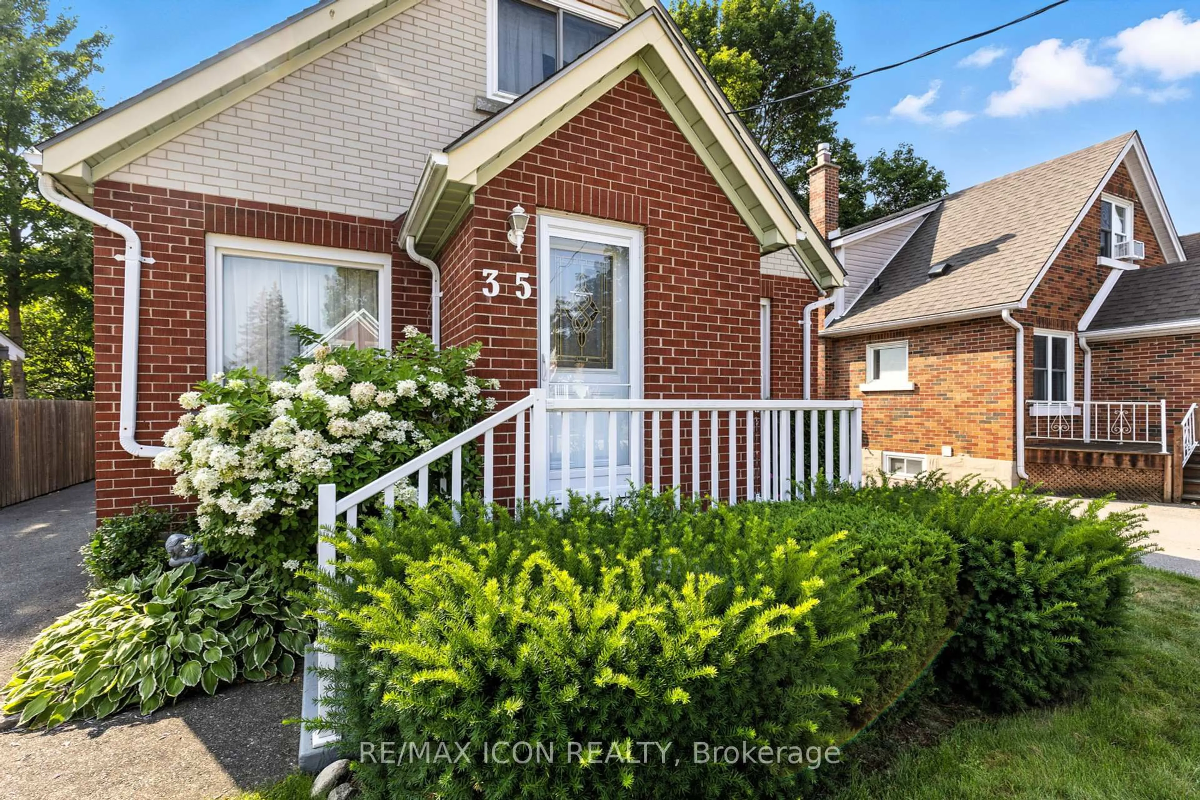 Home with brick exterior material, street for 35 Grenville Ave, Kitchener Ontario N2G 3S3
