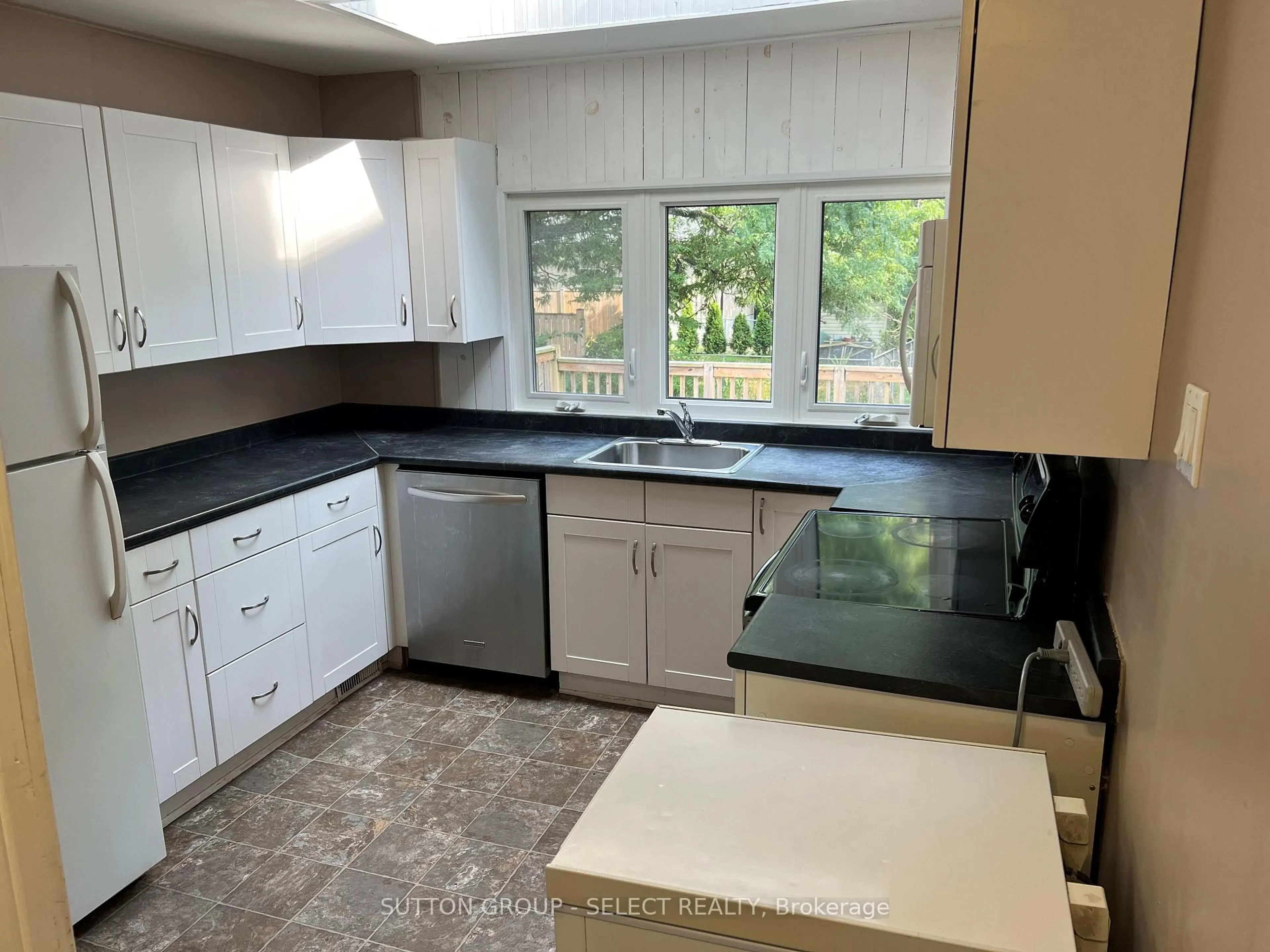 Standard kitchen, ceramic/tile floor for 20 SAUNBY St, London North Ontario N6G 1A3