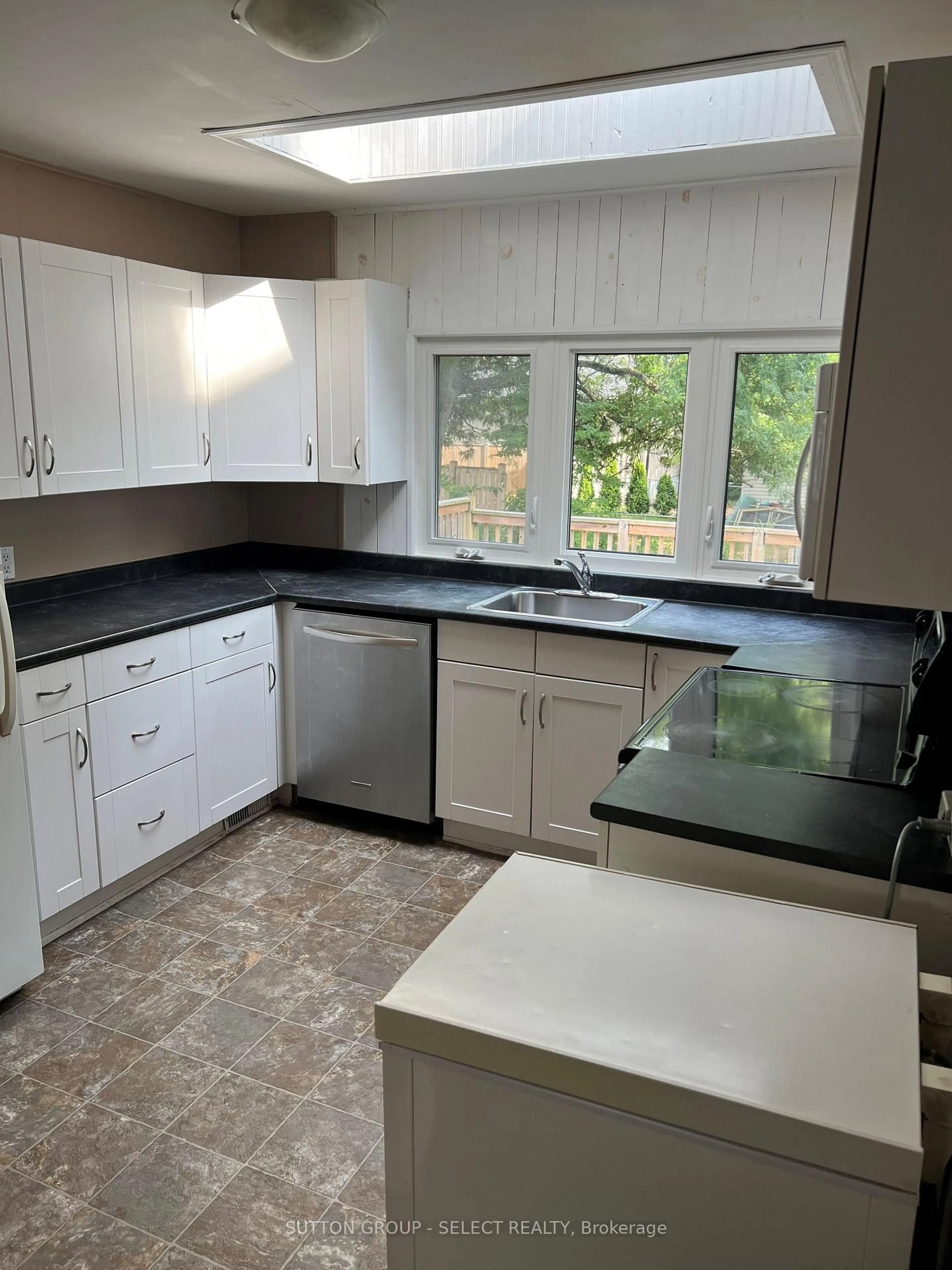 Standard kitchen, ceramic/tile floor for 20 SAUNBY St, London North Ontario N6G 1A3