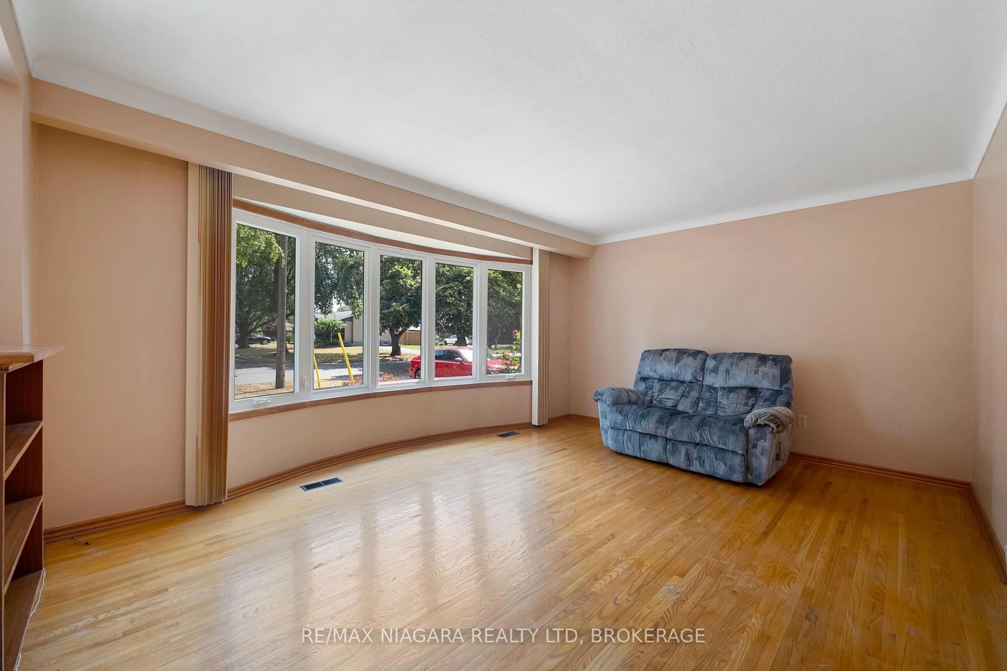 Living room with furniture, unknown for 63 Trelawne Dr, St. Catharines Ontario L2M 2H1