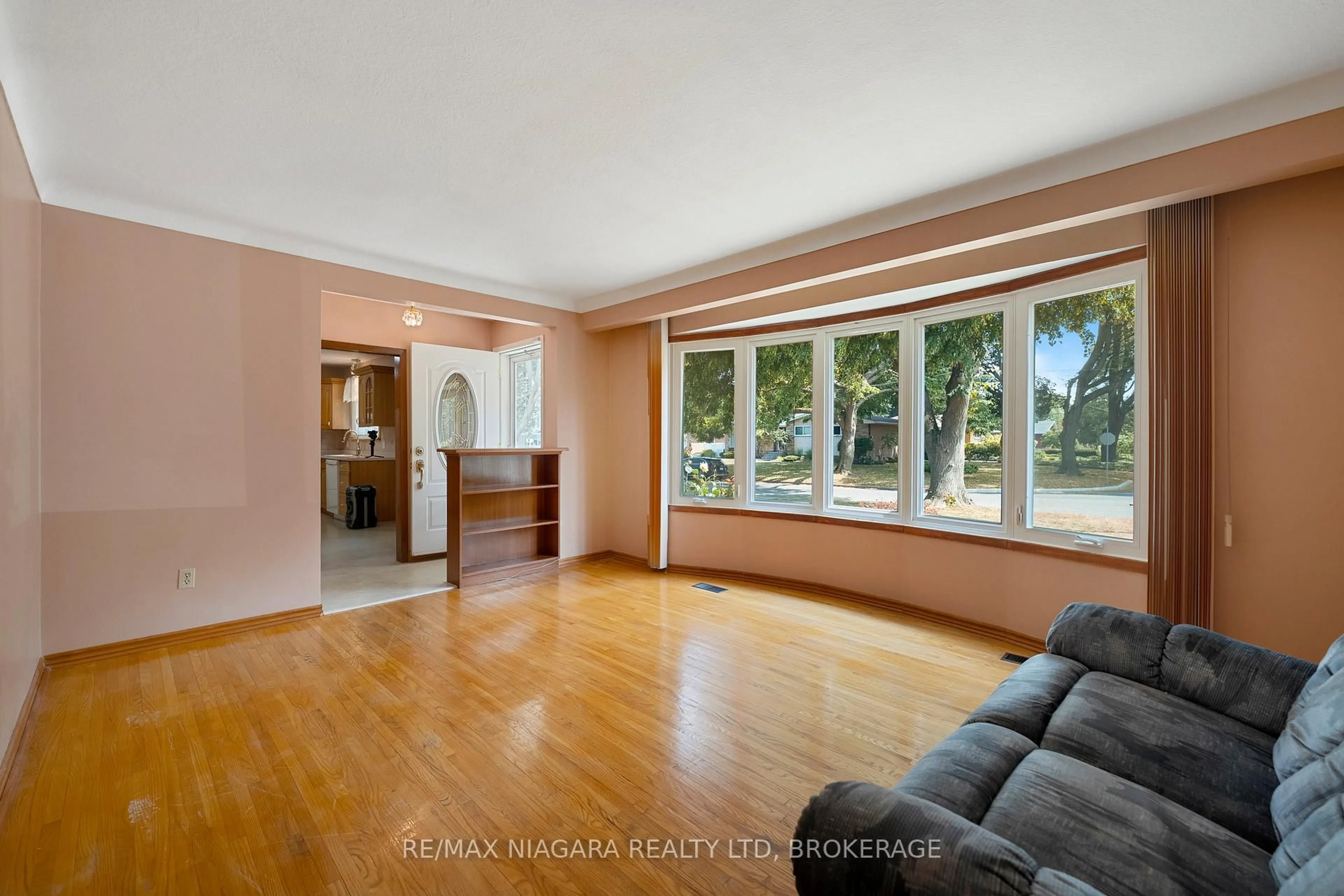 Living room with furniture, unknown for 63 Trelawne Dr, St. Catharines Ontario L2M 2H1