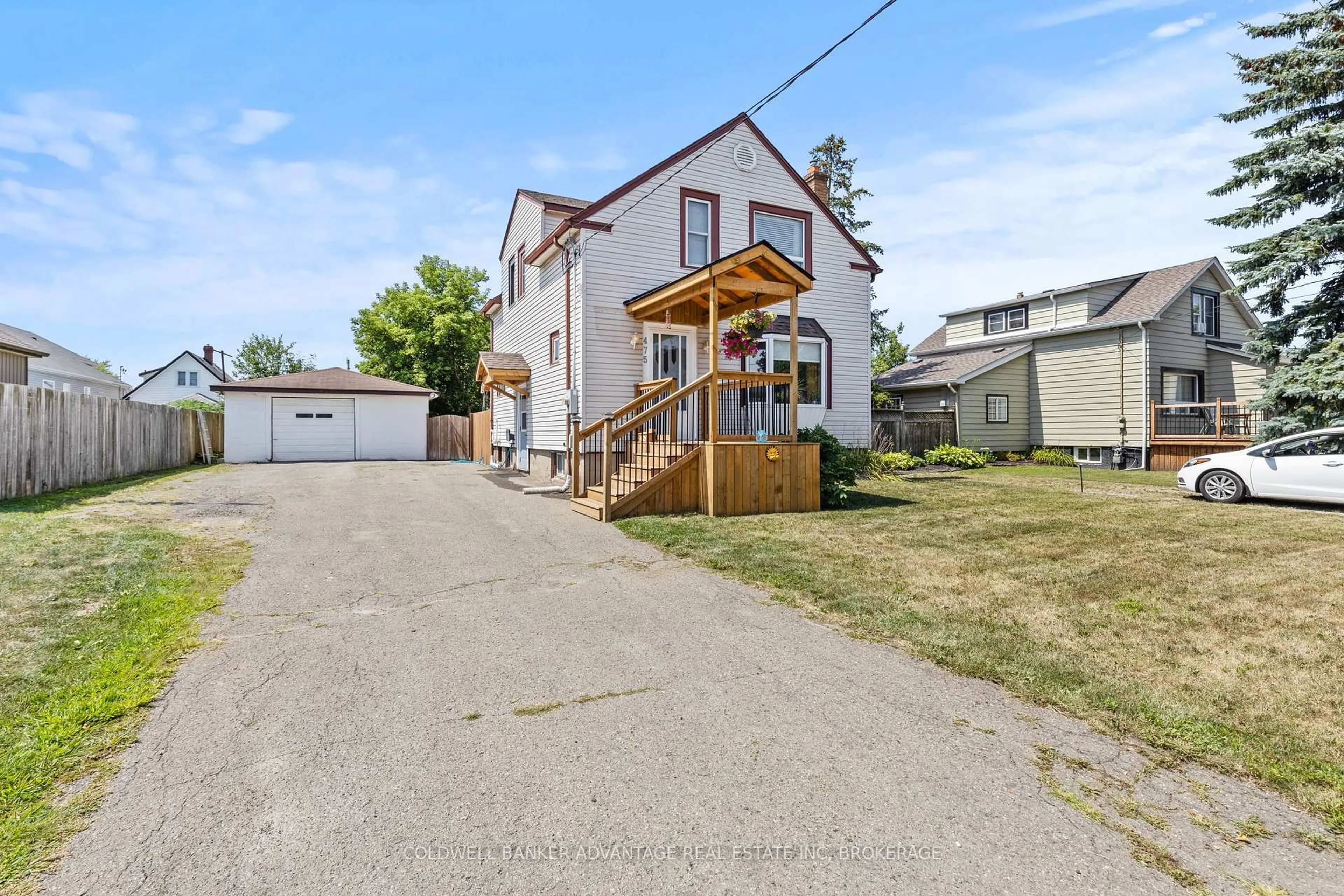 A pic from outside/outdoor area/front of a property/back of a property/a pic from drone, street for 475 Wallace Ave, Welland Ontario L3B 1R3