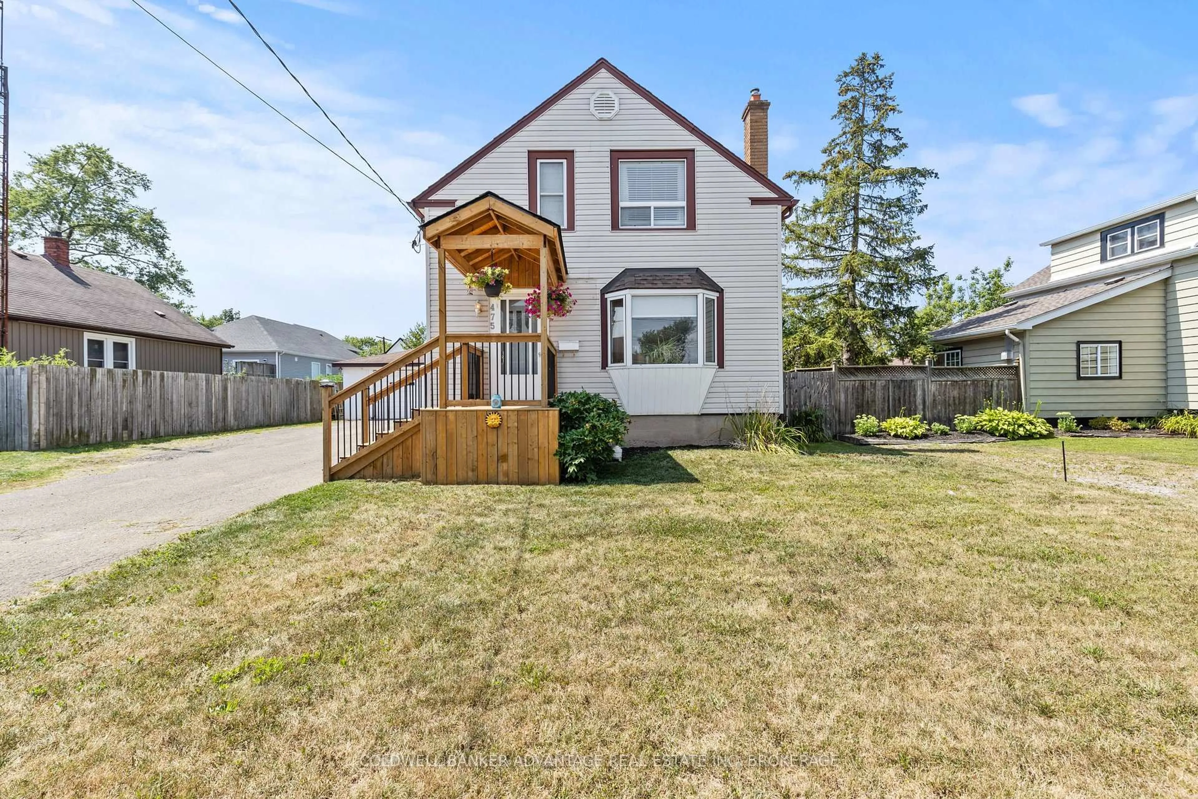 A pic from outside/outdoor area/front of a property/back of a property/a pic from drone, street for 475 Wallace Ave, Welland Ontario L3B 1R3