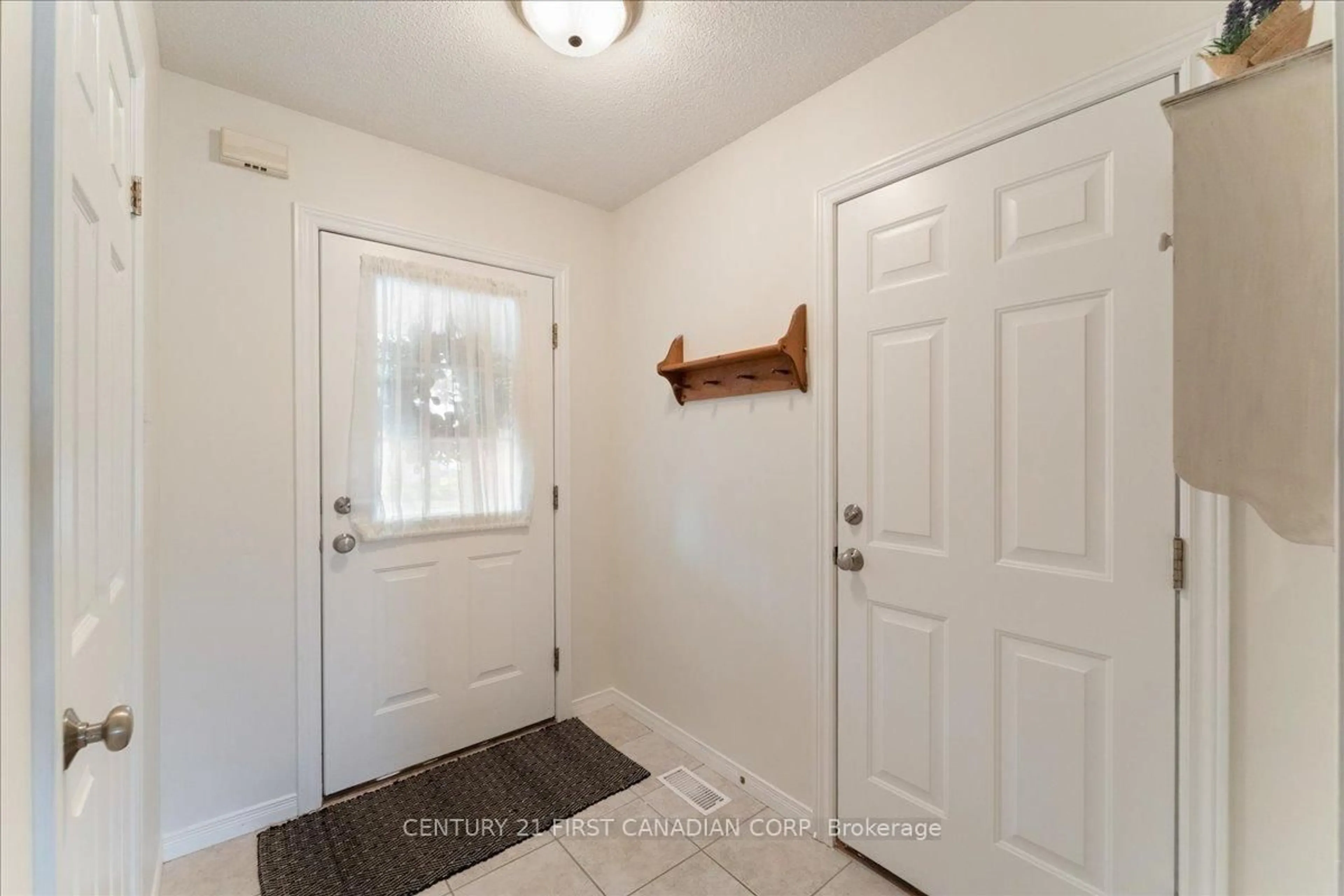 Indoor entryway for 40 Braemar Ave #1, Haldimand Ontario N3W 2N1