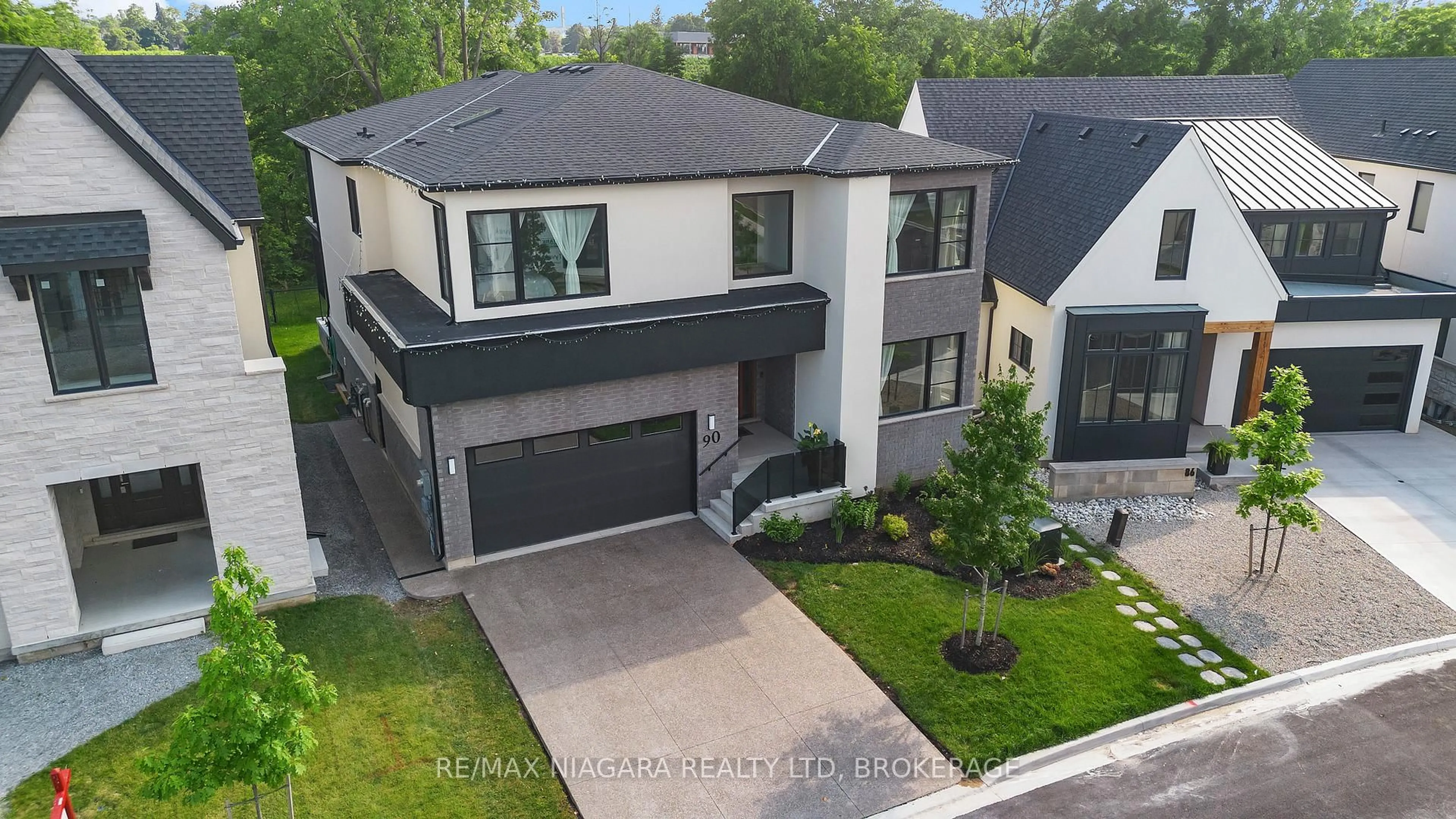 A pic from outside/outdoor area/front of a property/back of a property/a pic from drone, street for 90 Millpond Rd, Niagara-on-the-Lake Ontario L0S 1J1