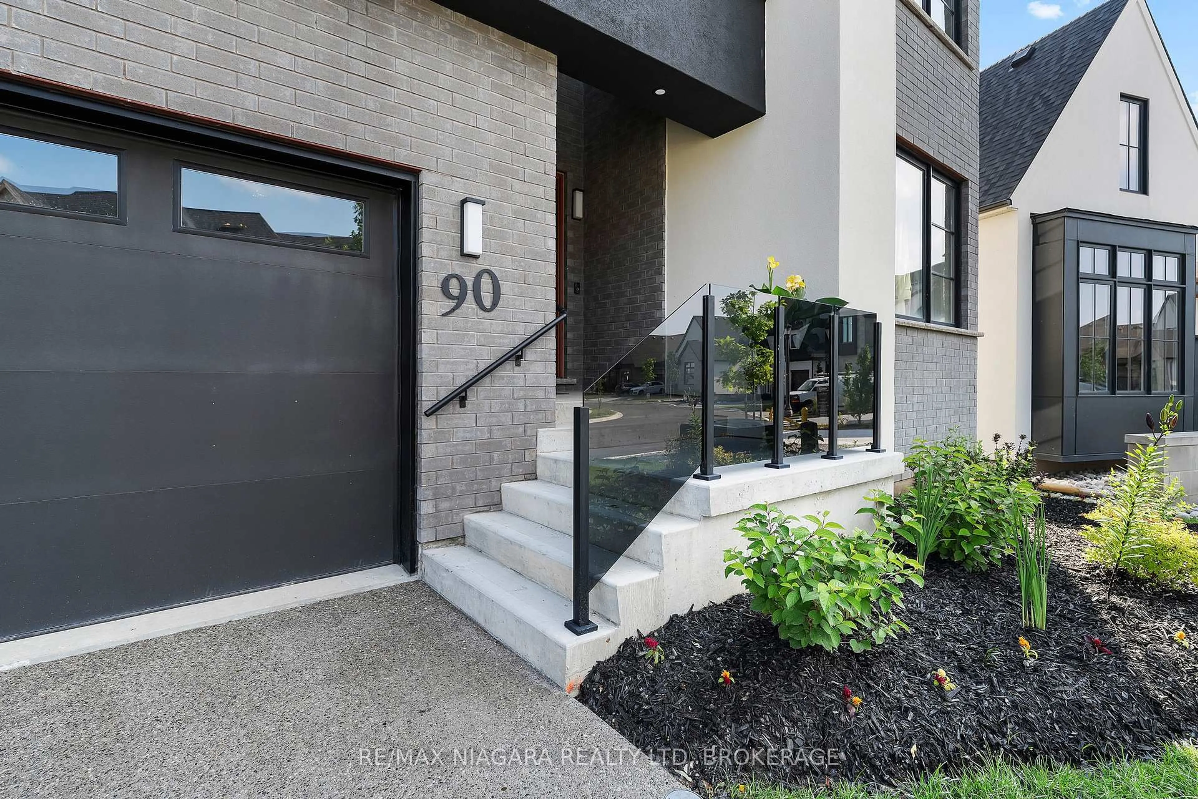 Indoor entryway for 90 Millpond Rd, Niagara-on-the-Lake Ontario L0S 1J1