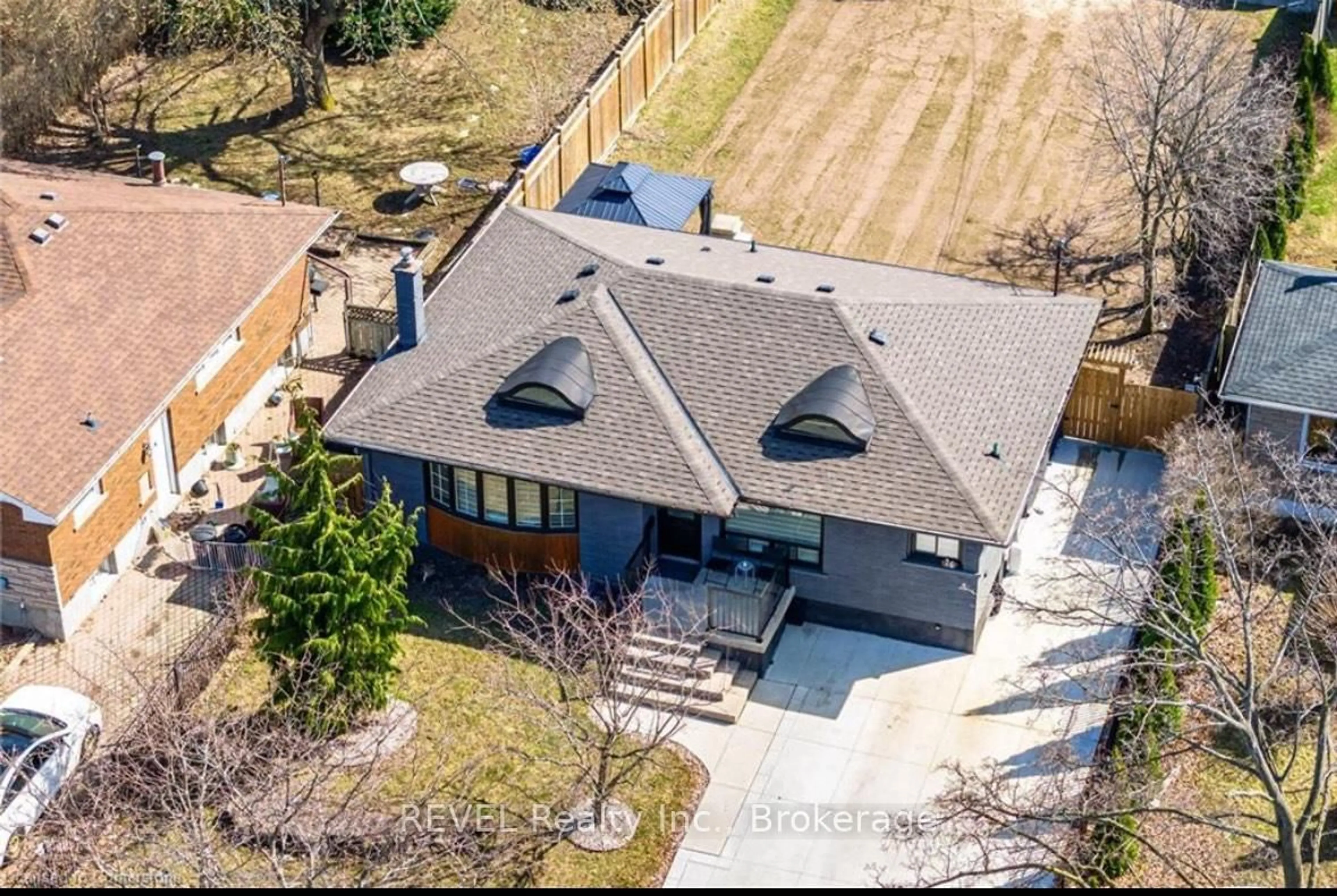 A pic from outside/outdoor area/front of a property/back of a property/a pic from drone, street for 26 Hillgarden Rd, St. Catharines Ontario L2T 2W6