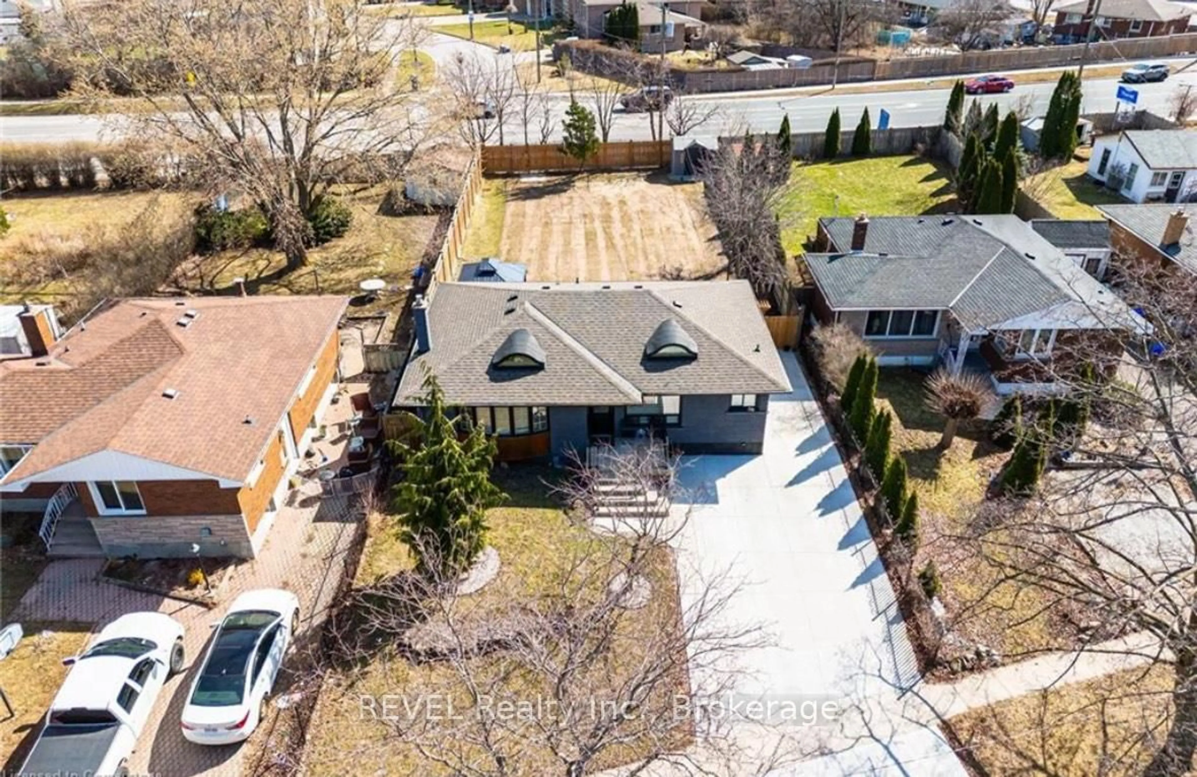 A pic from outside/outdoor area/front of a property/back of a property/a pic from drone, street for 26 Hillgarden Rd, St. Catharines Ontario L2T 2W6