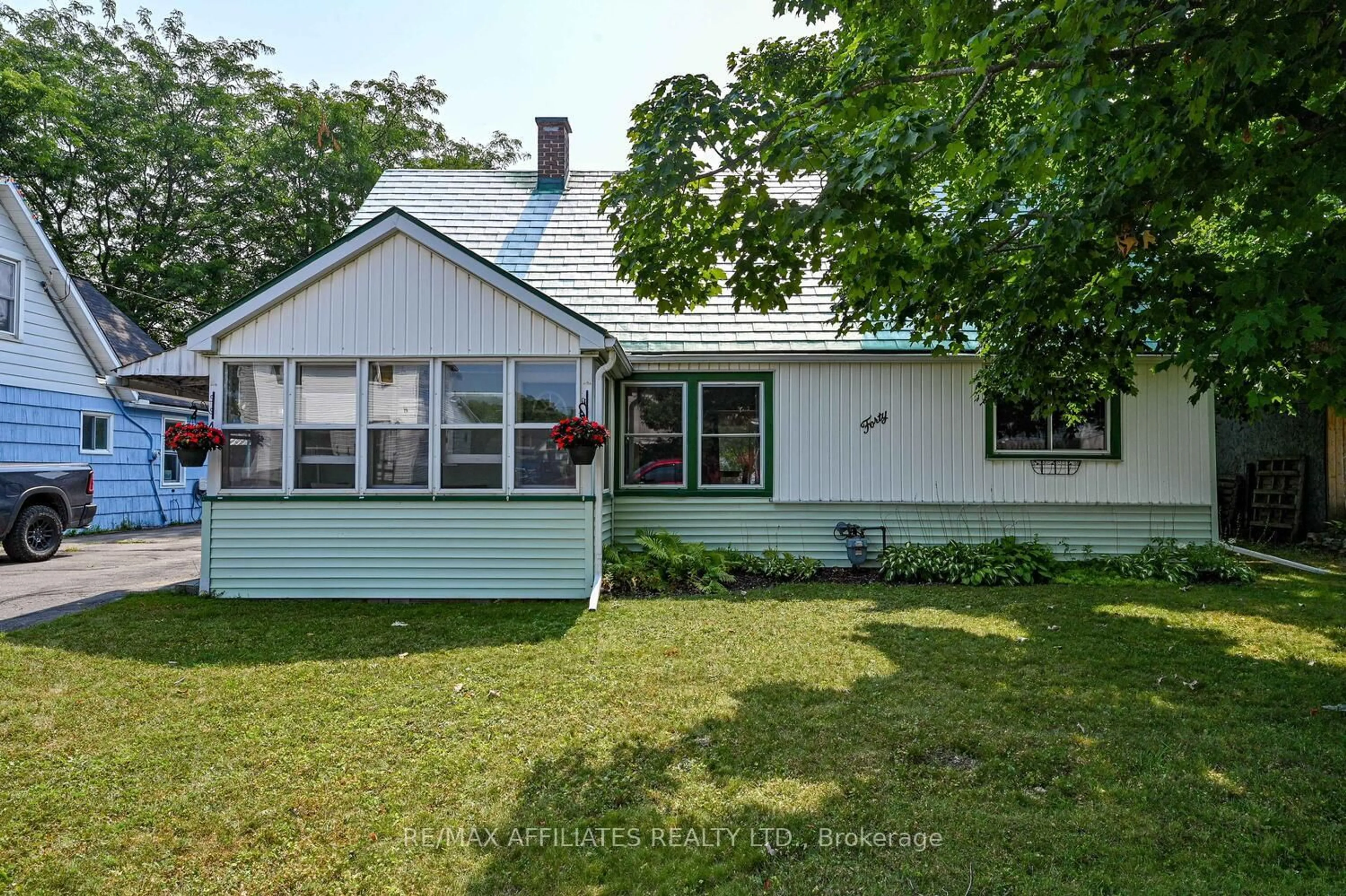 Home with vinyl exterior material, street for 40 OAK St, Smiths Falls Ontario K7A 3T4