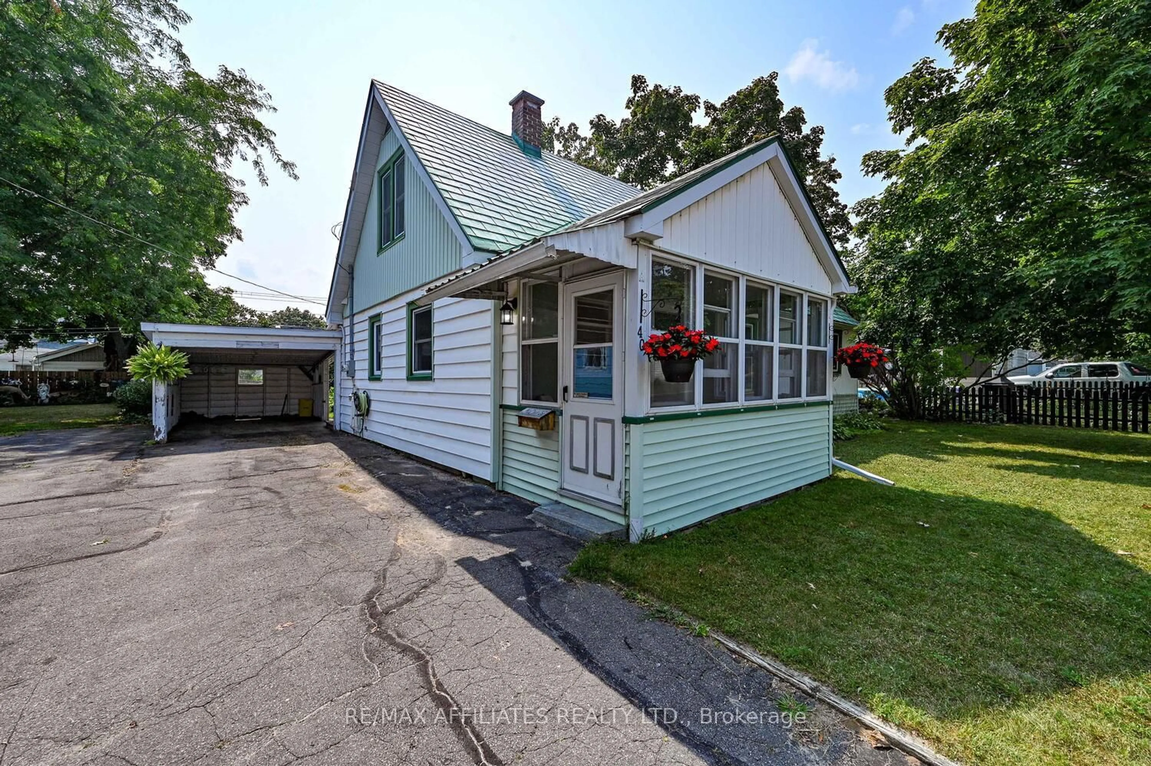 Home with vinyl exterior material, street for 40 OAK St, Smiths Falls Ontario K7A 3T4