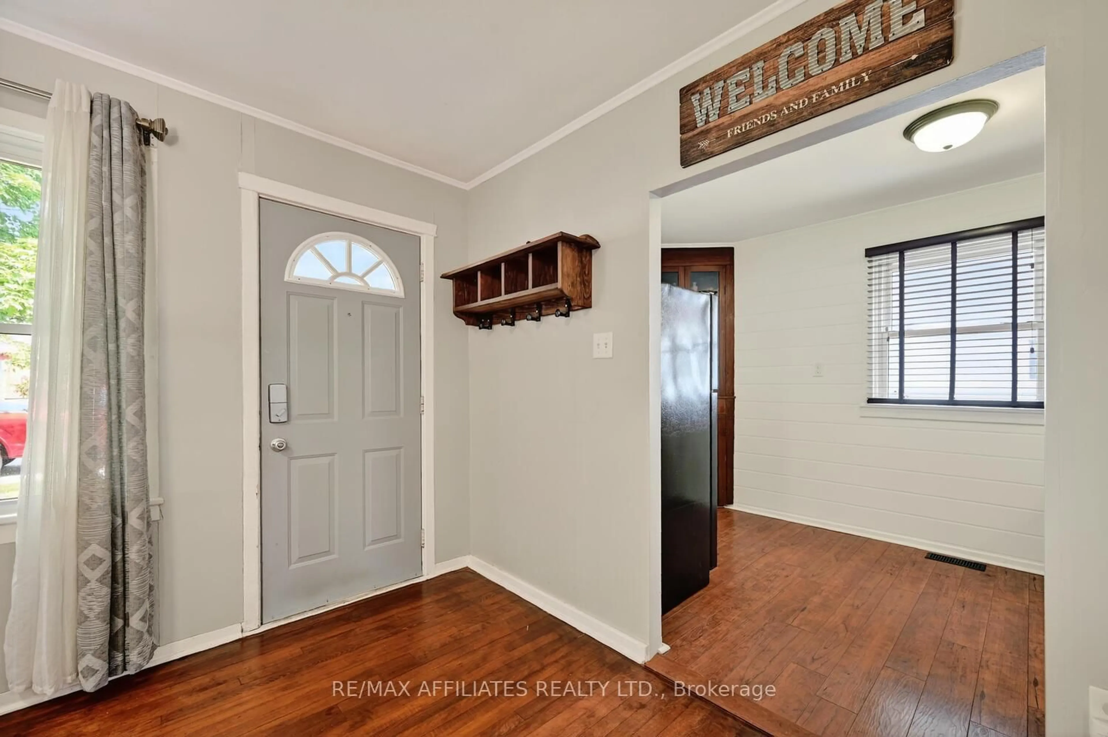 Indoor entryway for 40 OAK St, Smiths Falls Ontario K7A 3T4