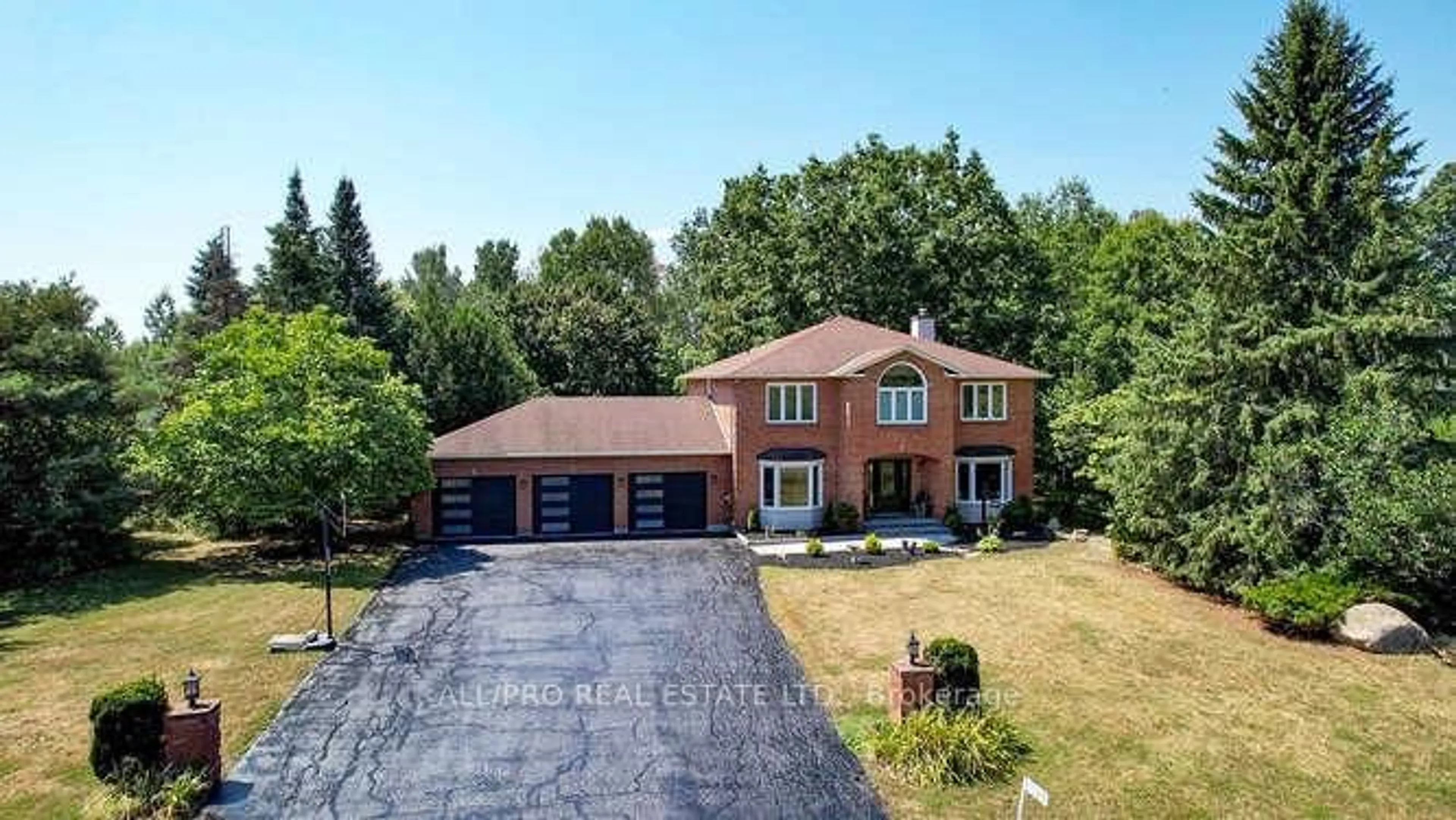 A pic from outside/outdoor area/front of a property/back of a property/a pic from drone, street for 1144 Rideau Bend Cres, Manotick Ontario K4M 1B5