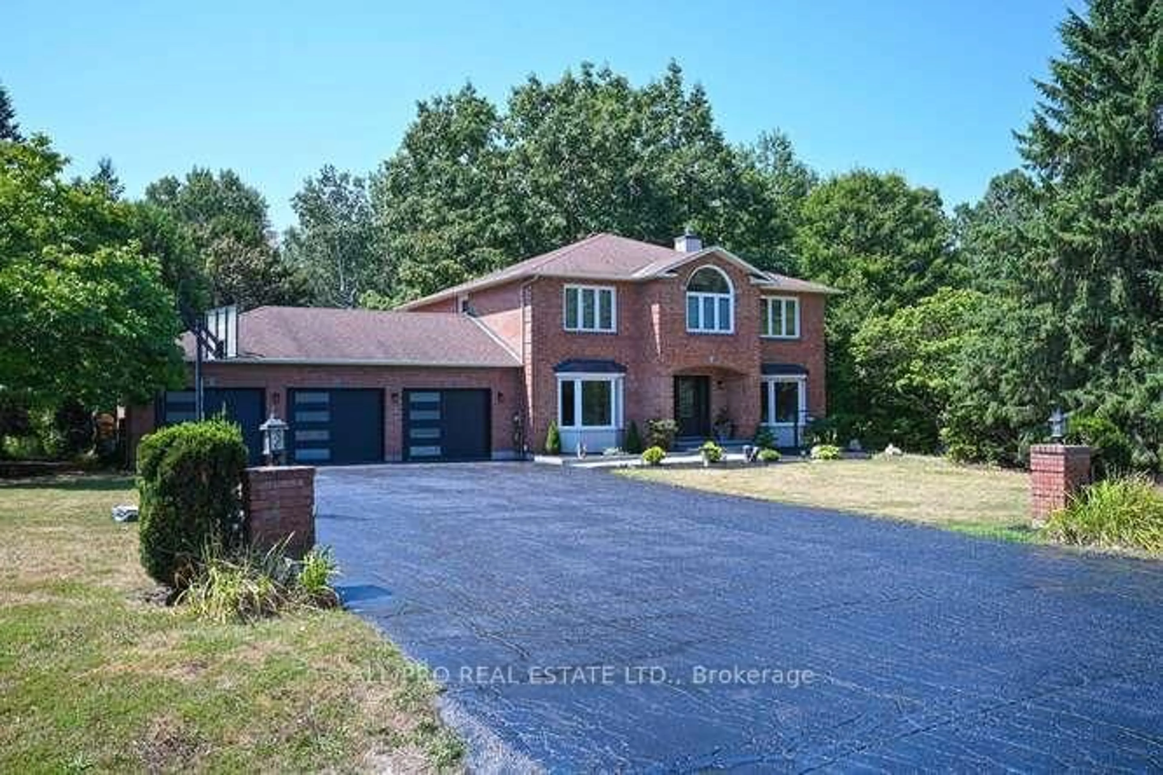 A pic from outside/outdoor area/front of a property/back of a property/a pic from drone, street for 1144 Rideau Bend Cres, Manotick Ontario K4M 1B5