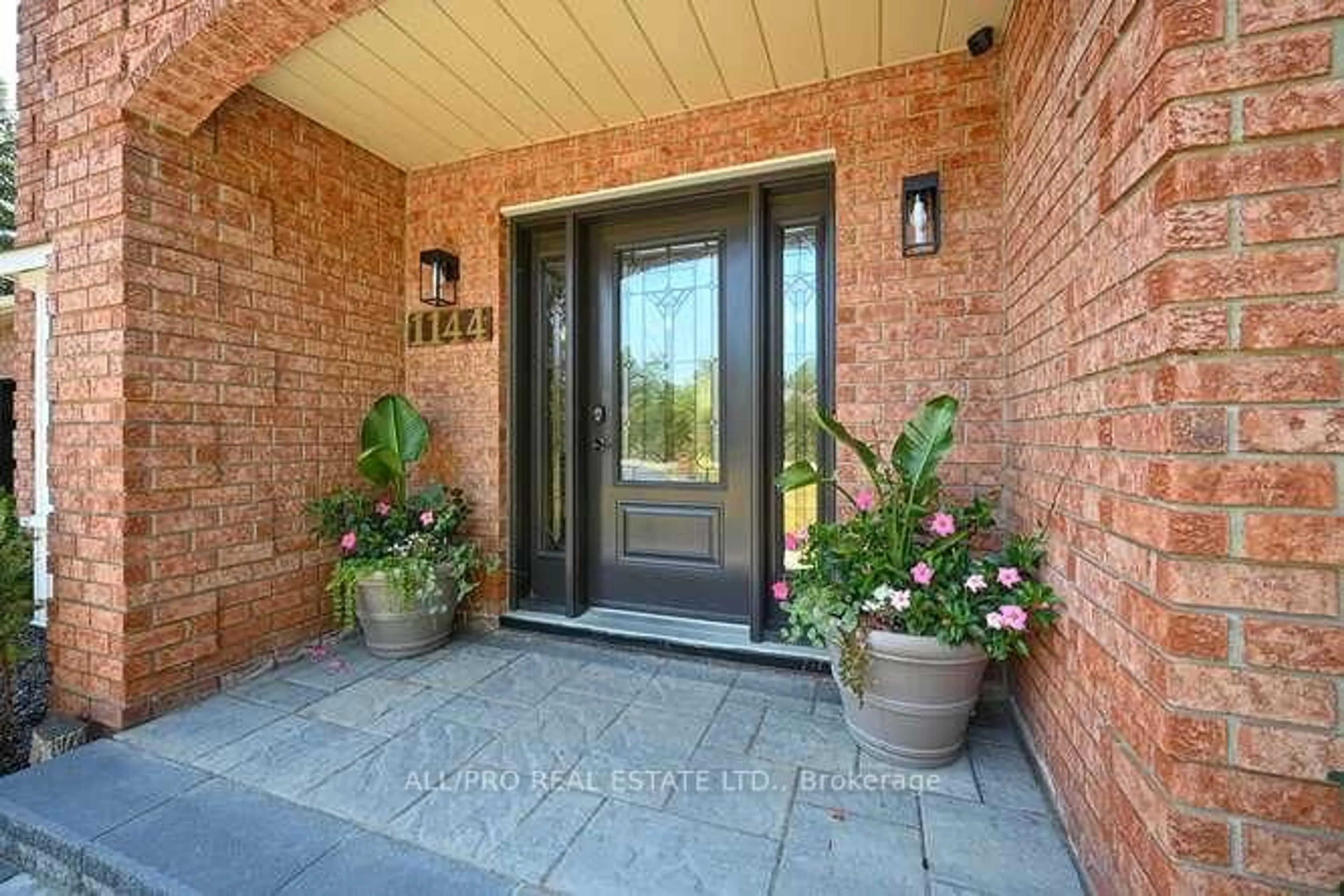 Indoor entryway for 1144 Rideau Bend Cres, Manotick Ontario K4M 1B5