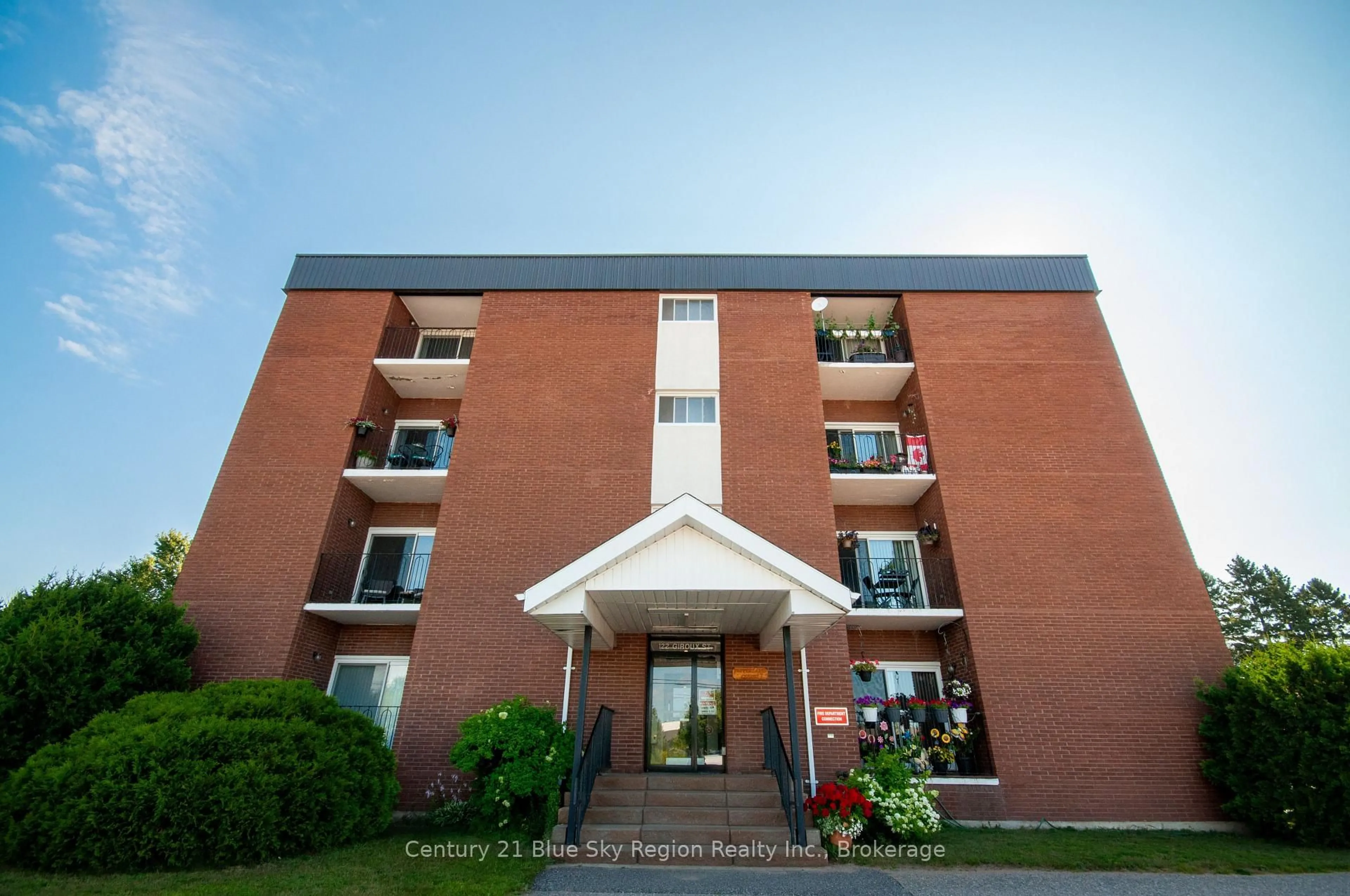 Patio, building for 122 Giroux St #304, North Bay Ontario P1B 7Y7