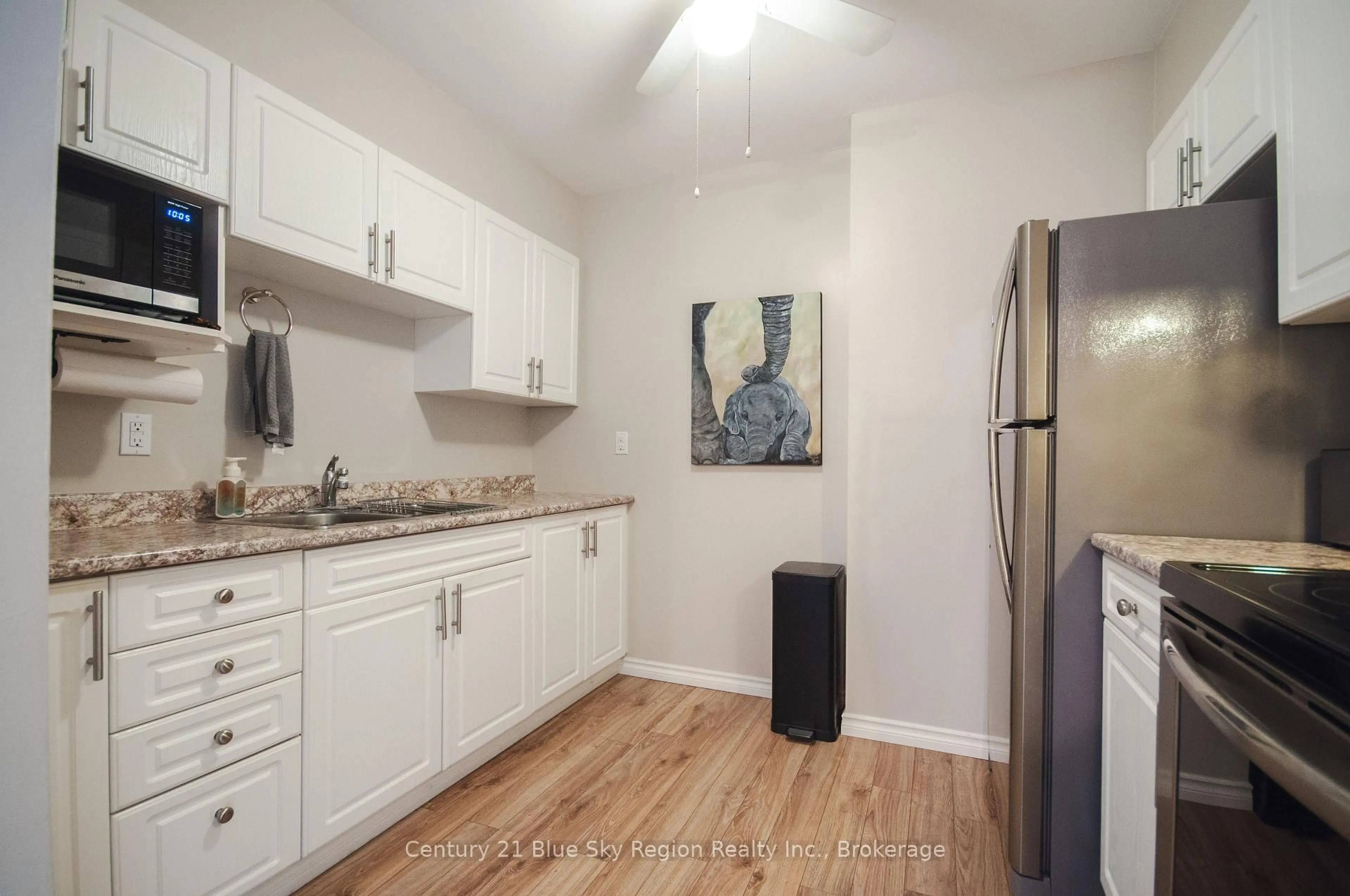 Standard kitchen, unknown for 122 Giroux St #304, North Bay Ontario P1B 7Y7