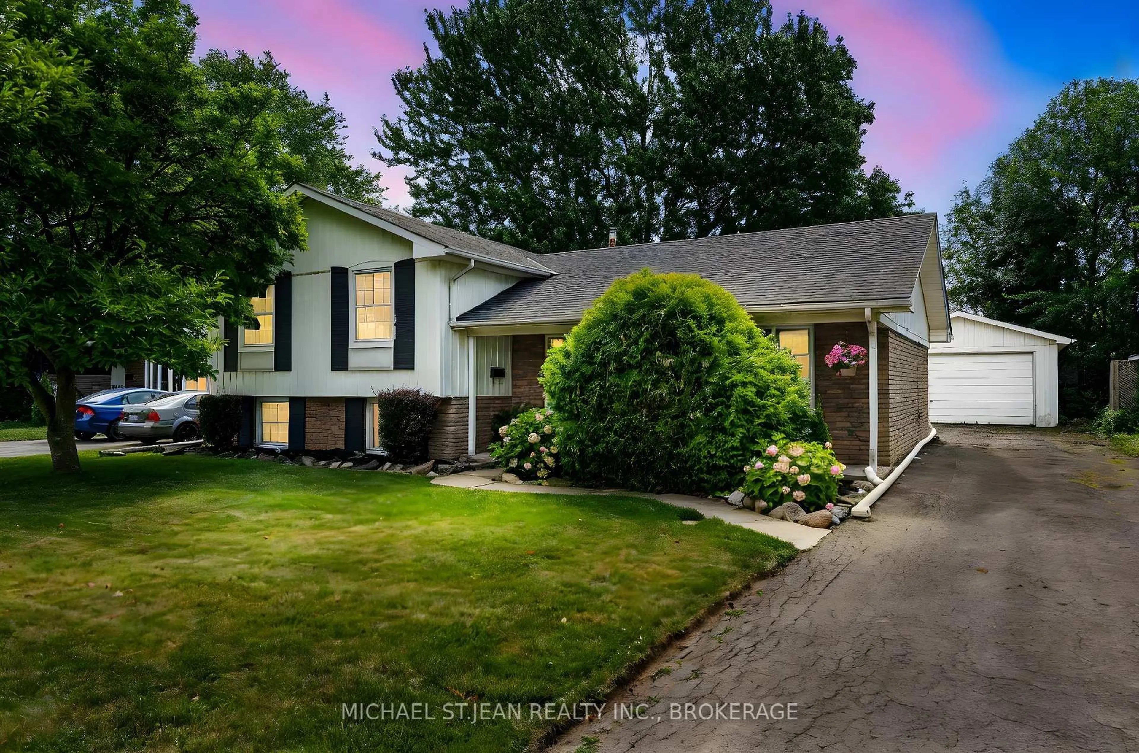 Home with vinyl exterior material, street for 20 Mcgill St, Welland Ontario L3C 3L3