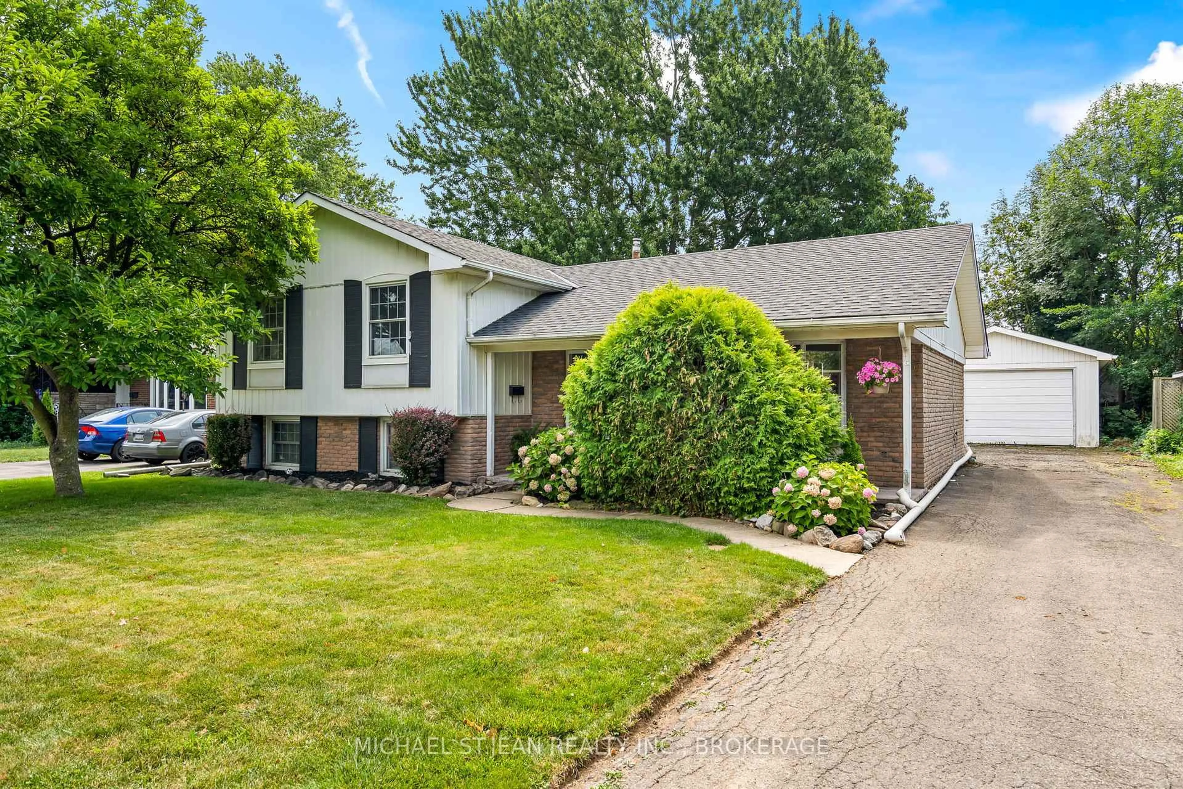 Home with vinyl exterior material, street for 20 Mcgill St, Welland Ontario L3C 3L3