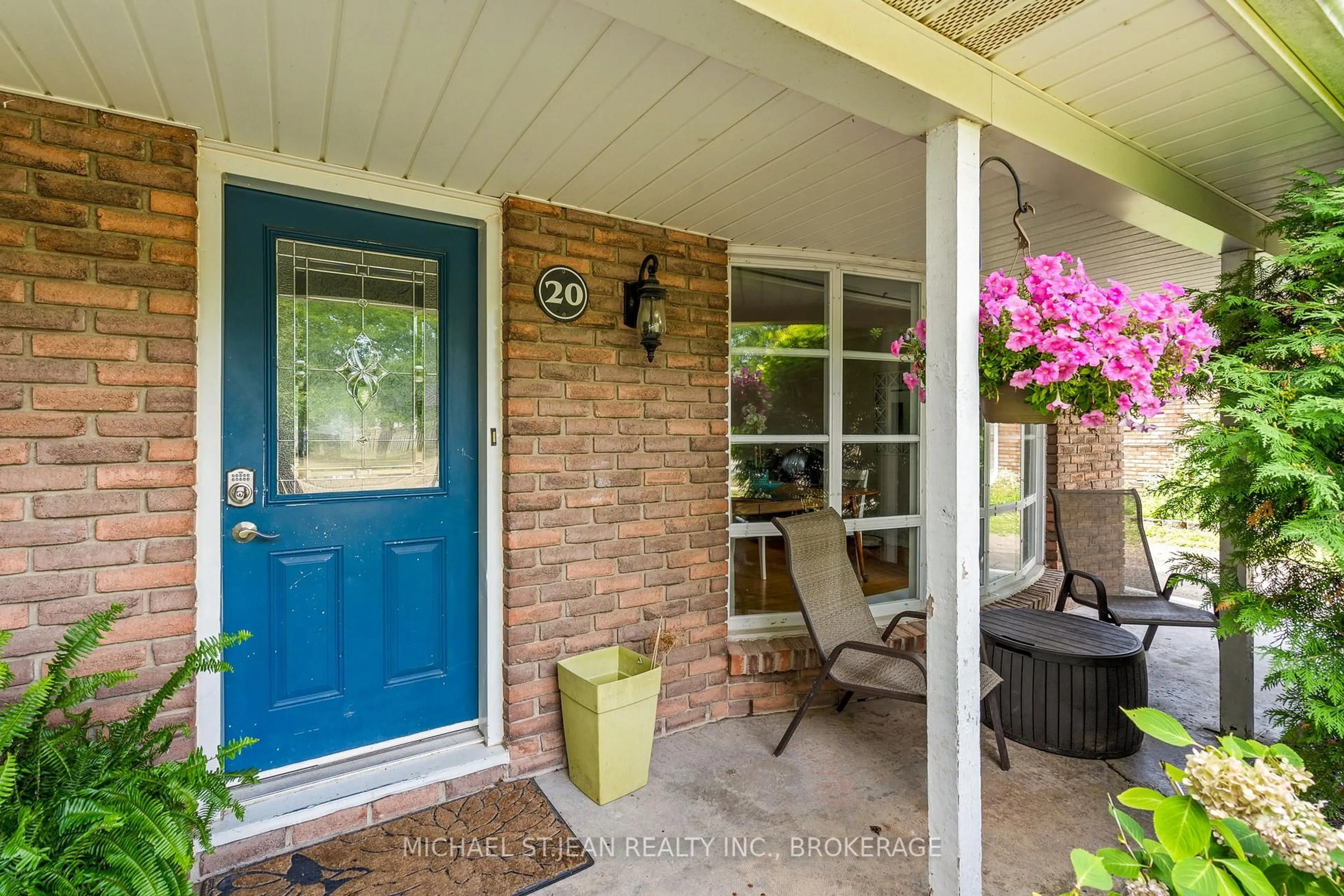 Indoor entryway for 20 Mcgill St, Welland Ontario L3C 3L3