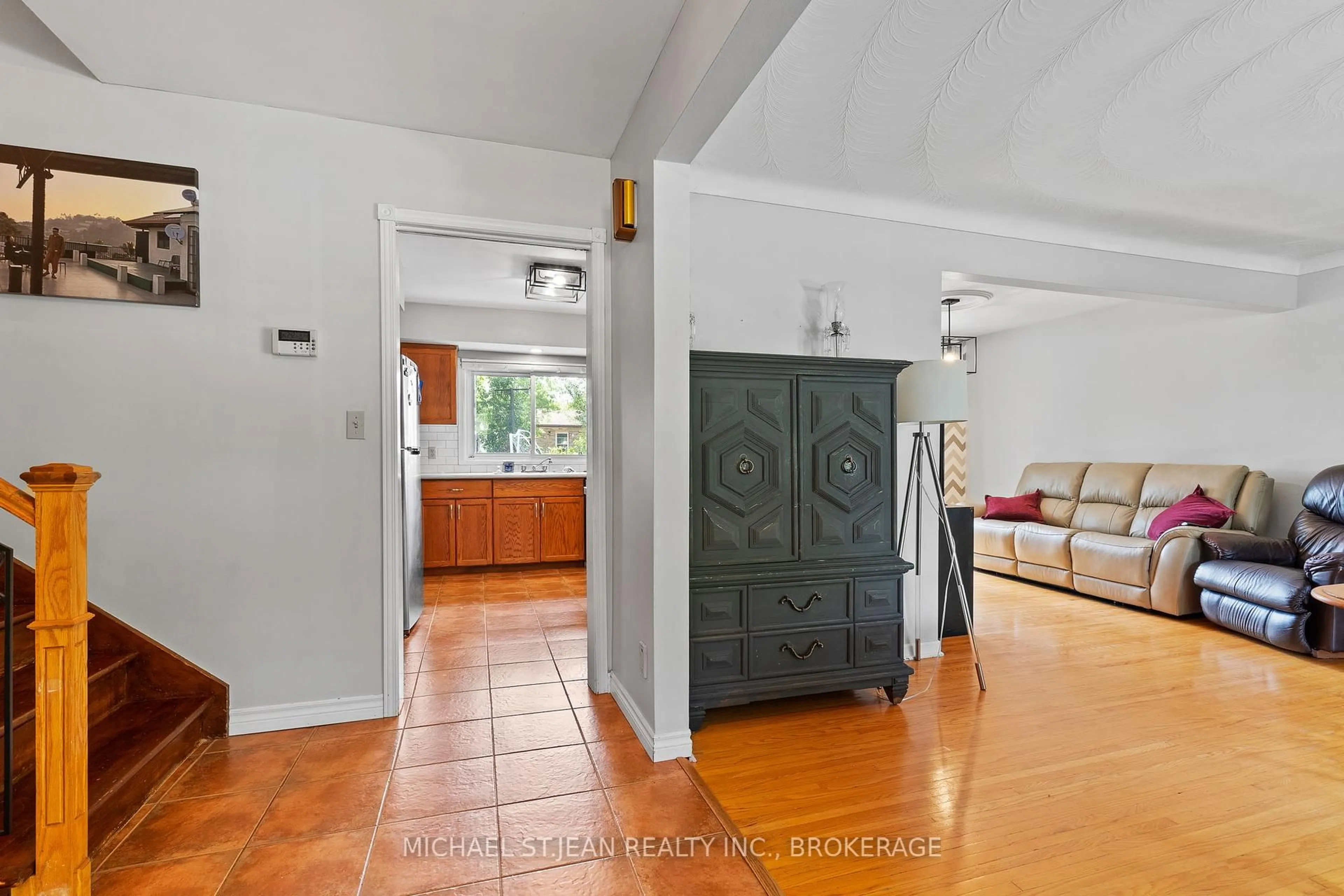 Indoor entryway for 20 Mcgill St, Welland Ontario L3C 3L3