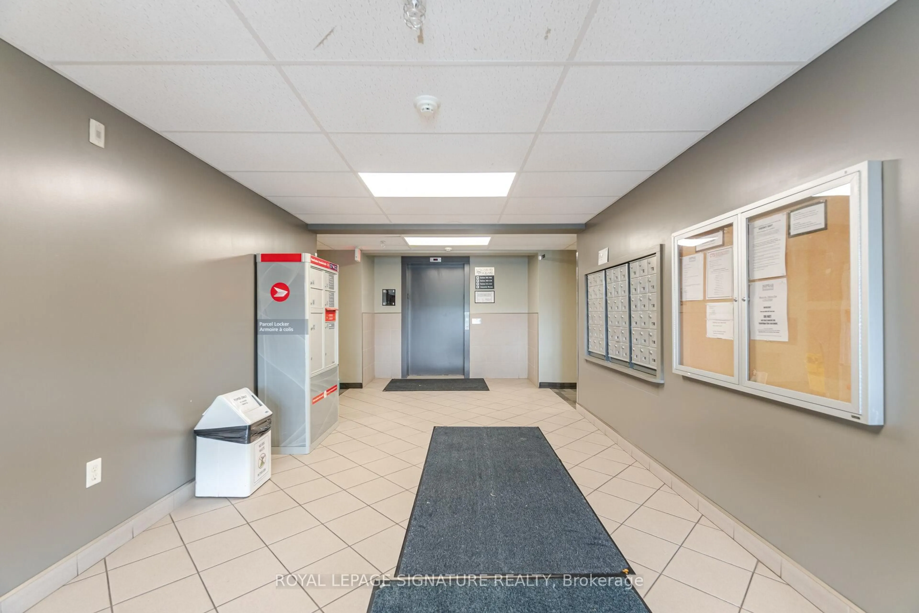 Indoor foyer for 67 Kingsbury Sq #111, Guelph Ontario N1L 0L3