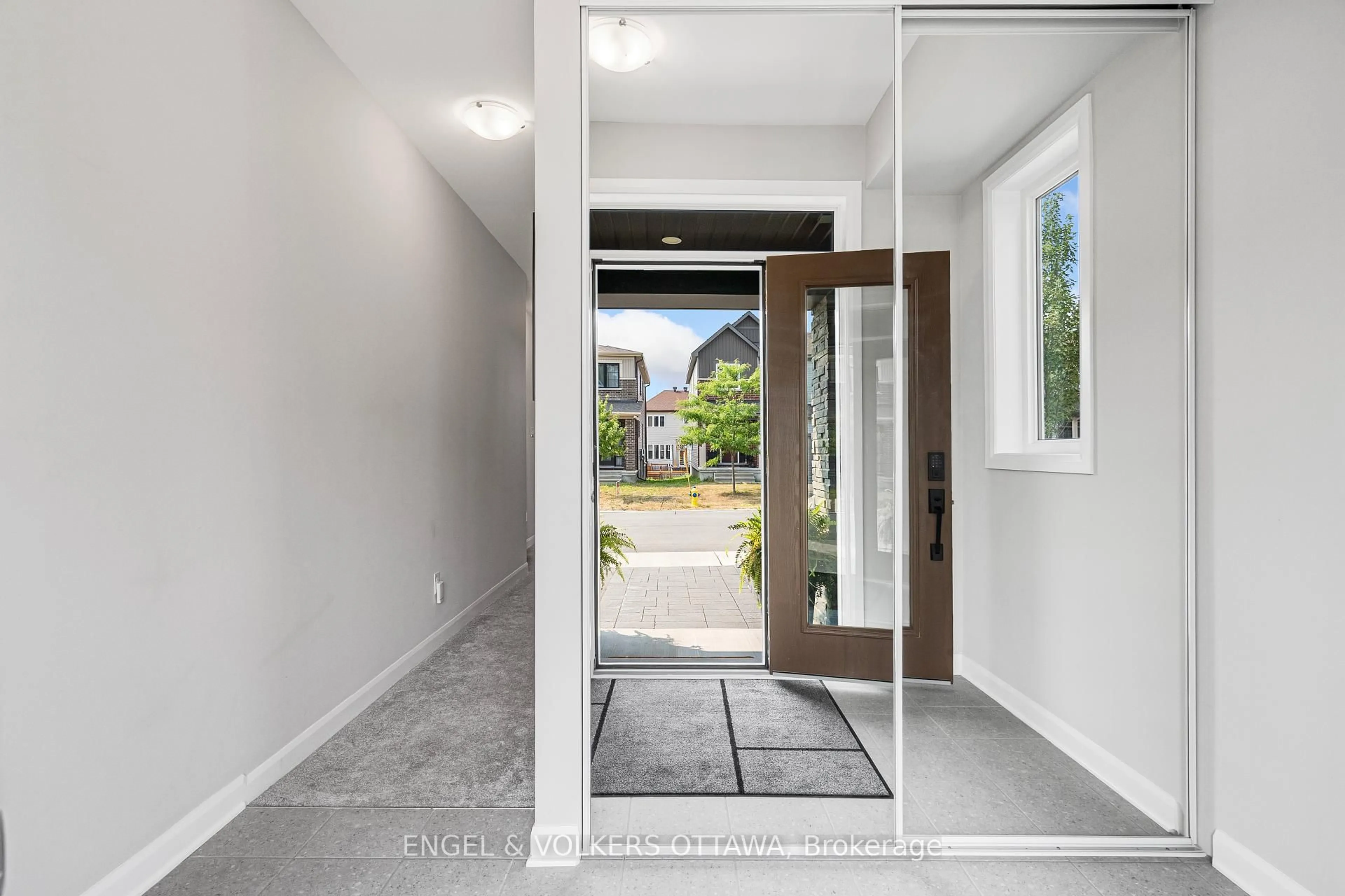 Indoor entryway for 220 Geyser Pl, Ottawa Ontario K2J 6P1